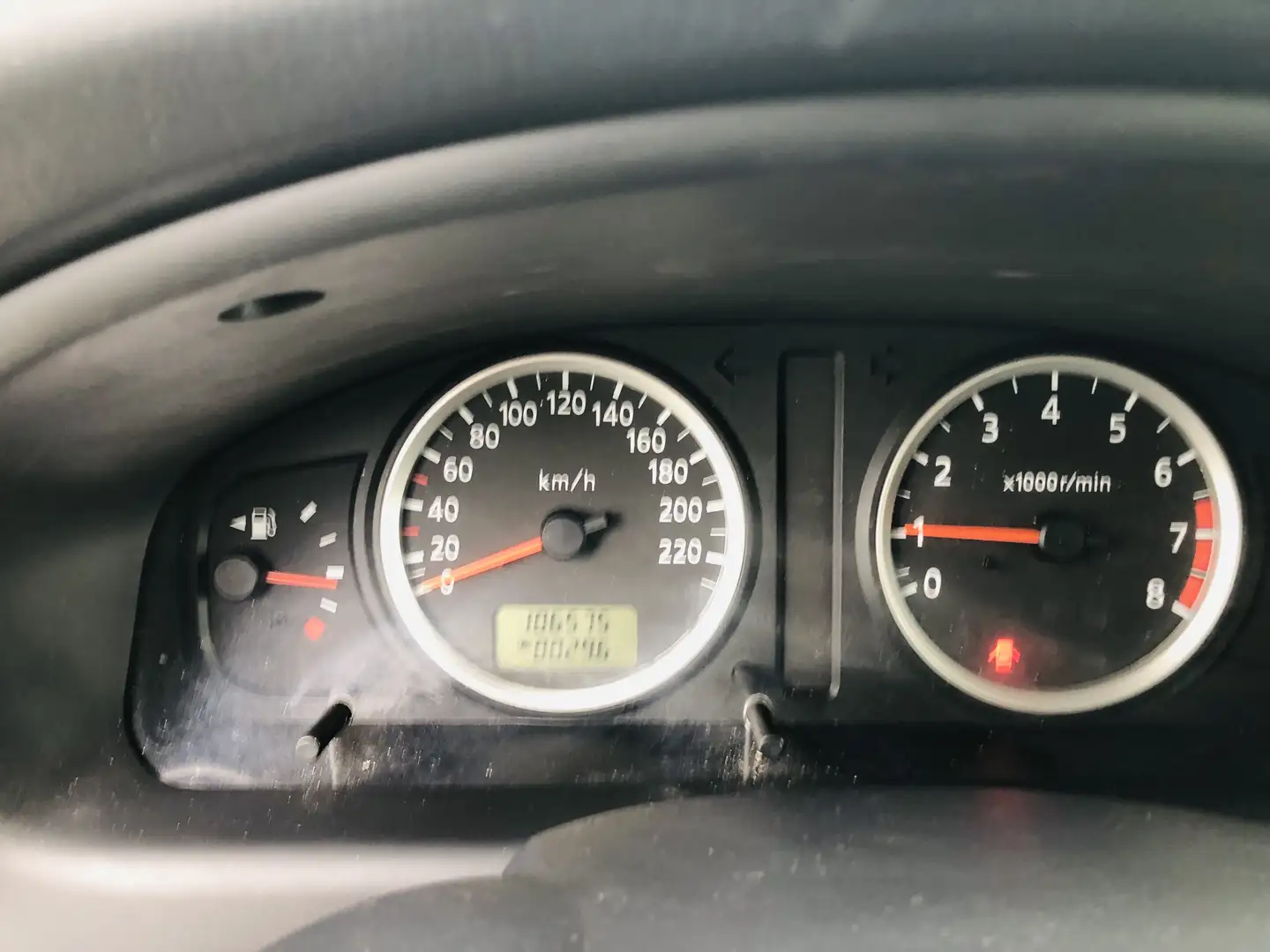 Nissan Almera 1.8 acenta. tüv 10.2025 - 1