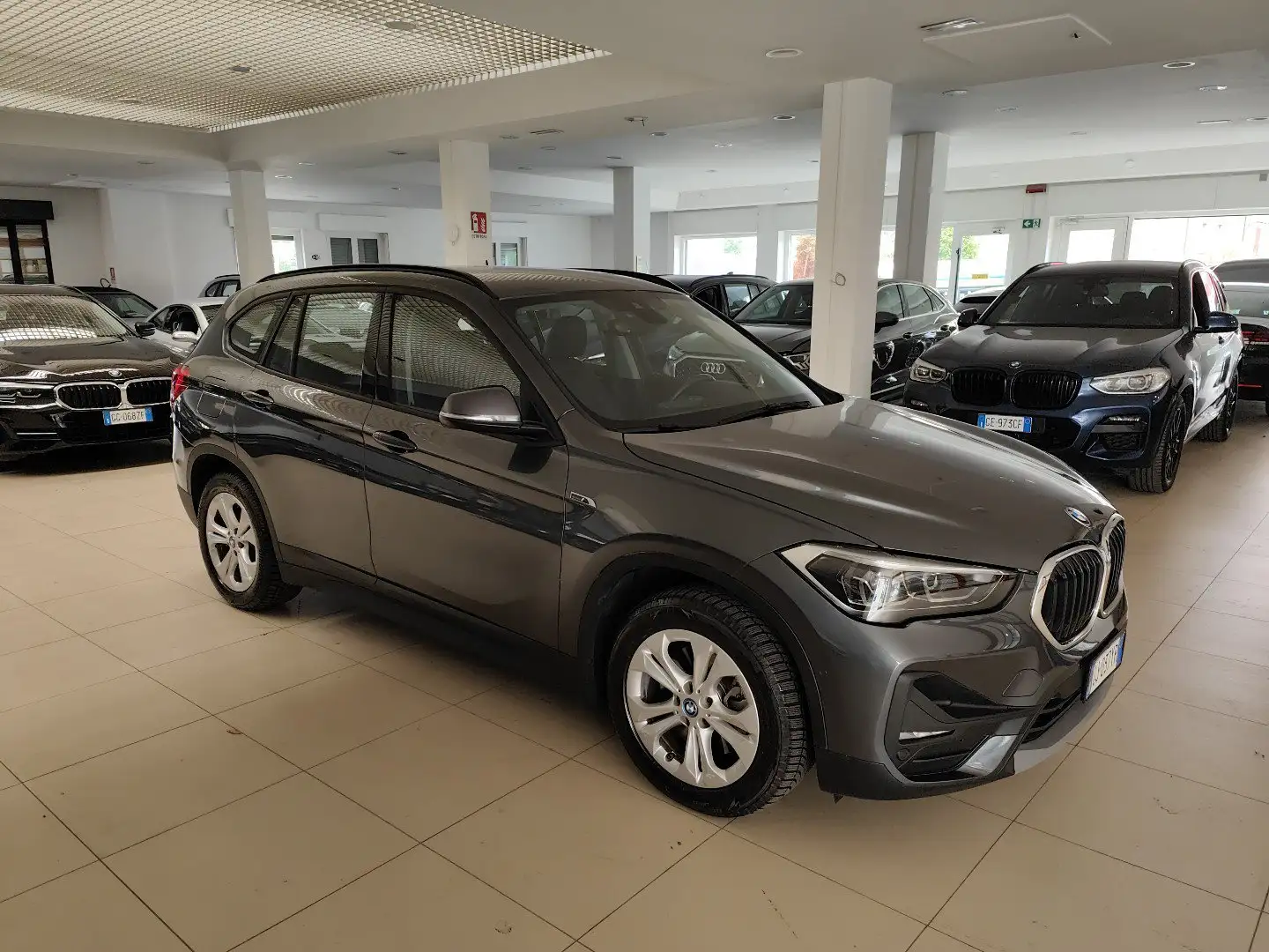BMW X1 xDrive25e Hybrid Plug-In auto Pelle FariLED Navi Grau - 2
