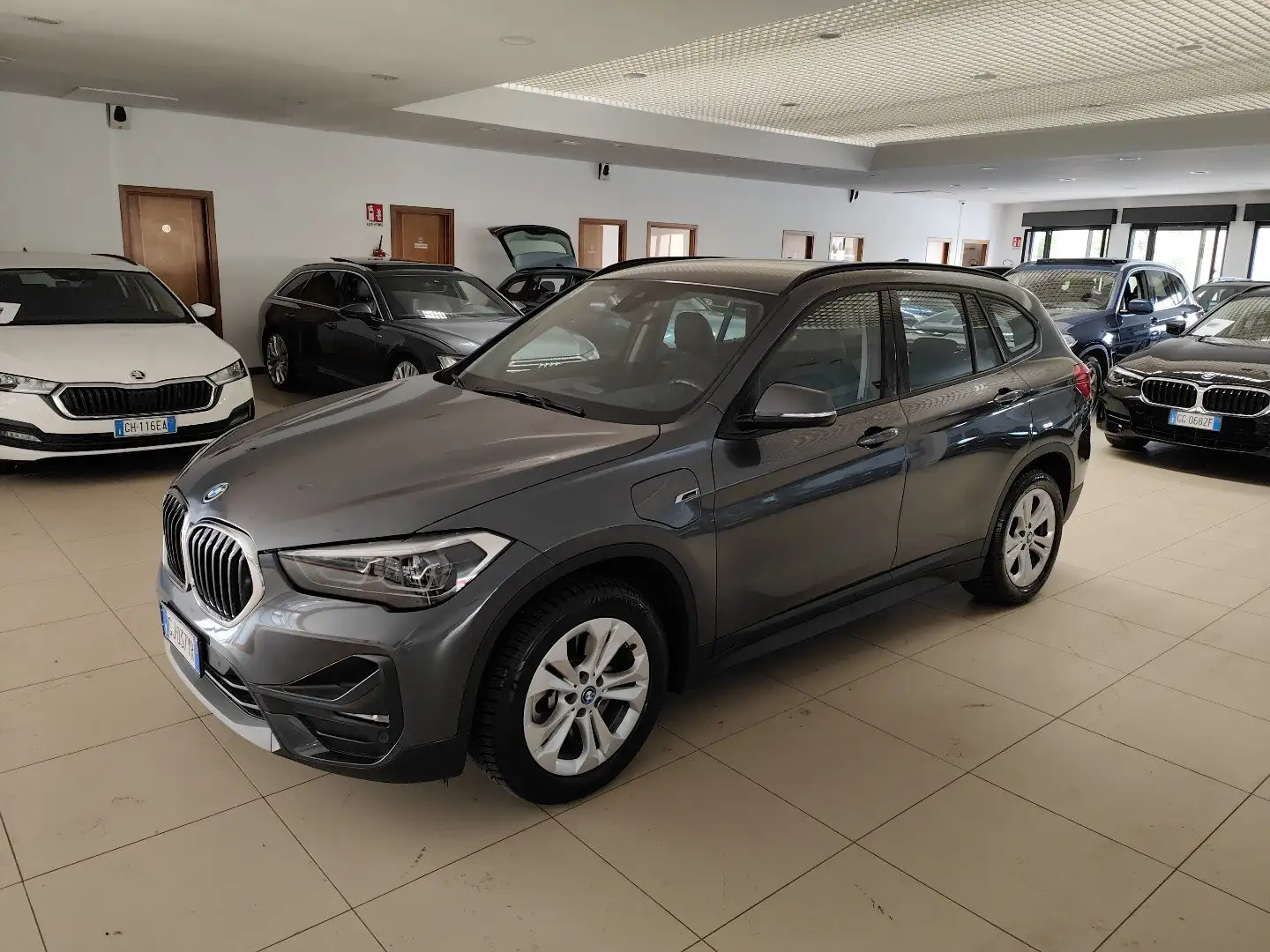 BMW X1 xDrive25e Hybrid Plug-In auto Pelle FariLED Navi Grau - 1