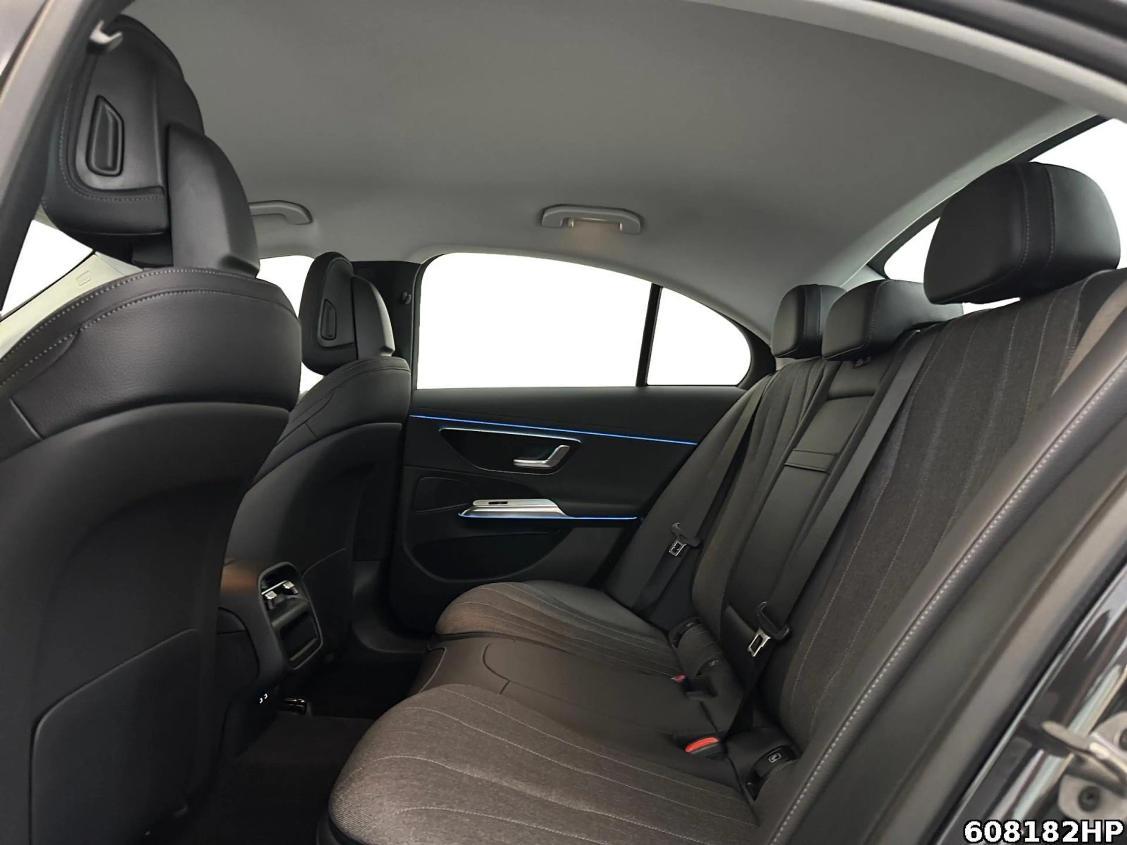 Mercedes-Benz E 220 d Avantgarde AHK Distronic Ambiente + — photo 11
