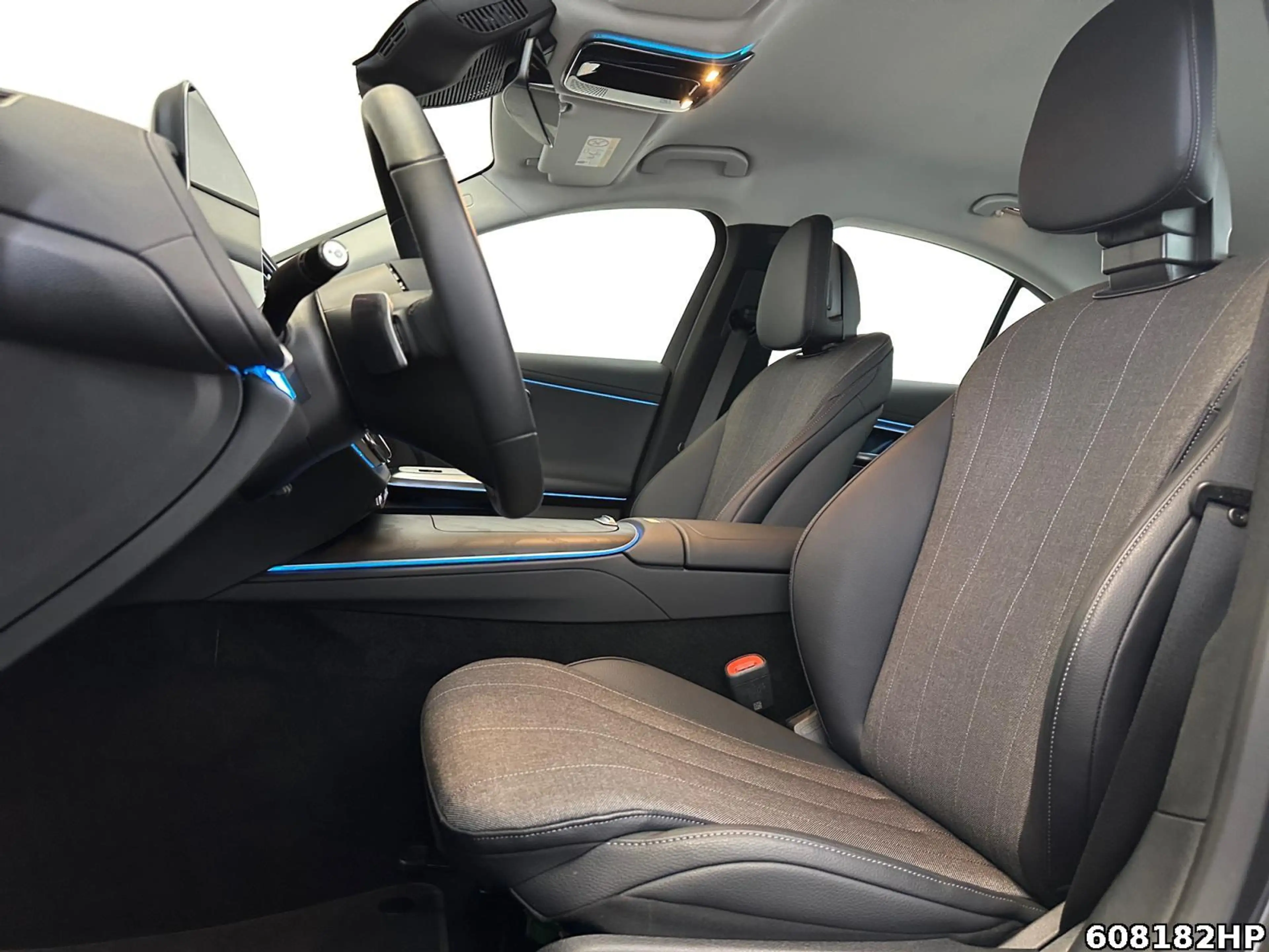 Mercedes-Benz E 220 d Avantgarde AHK Distronic Ambiente + — photo 10