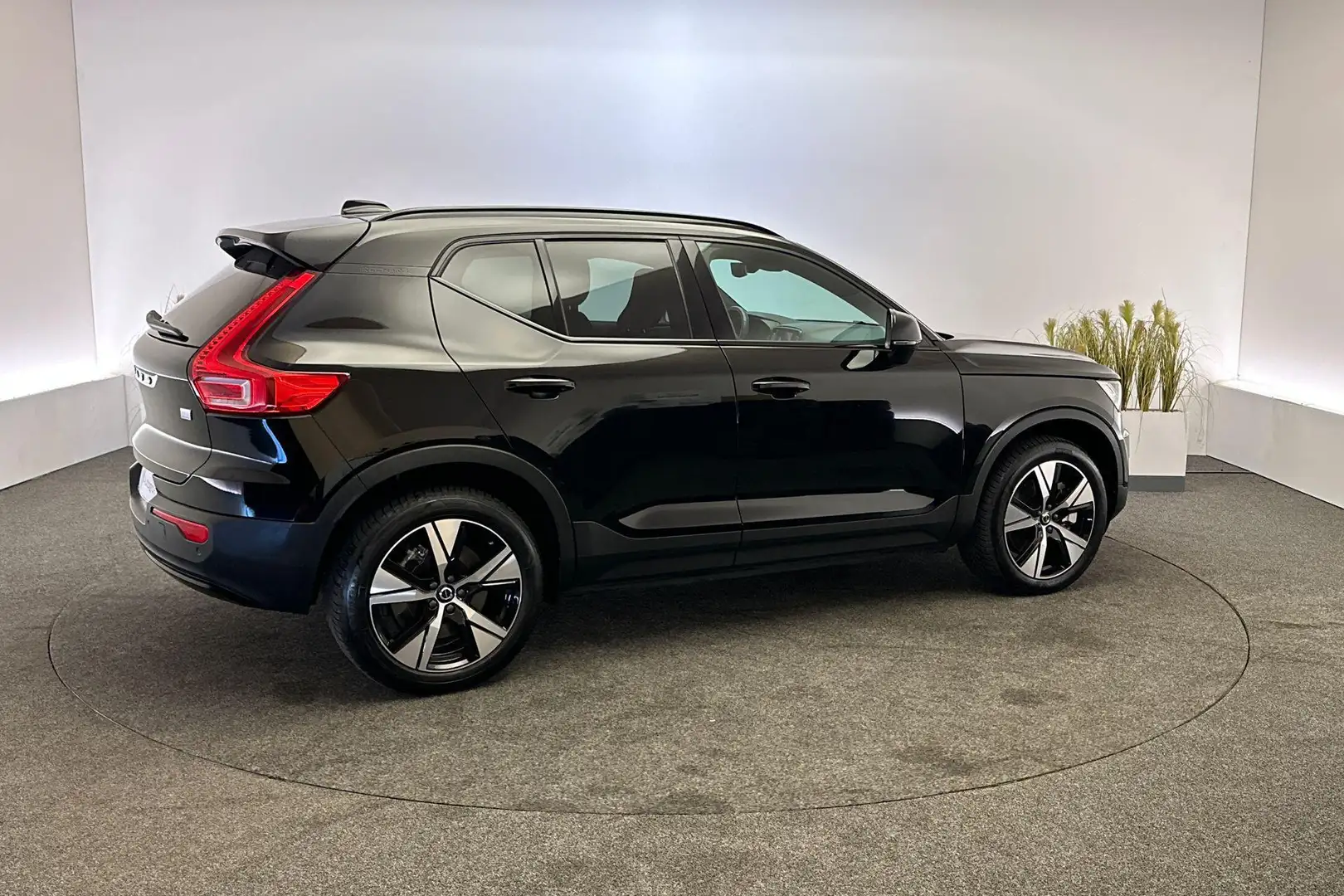 Volvo XC40 204pk Automaat Recharge P8 AWD R-Design | Adaptive Zwart - 2
