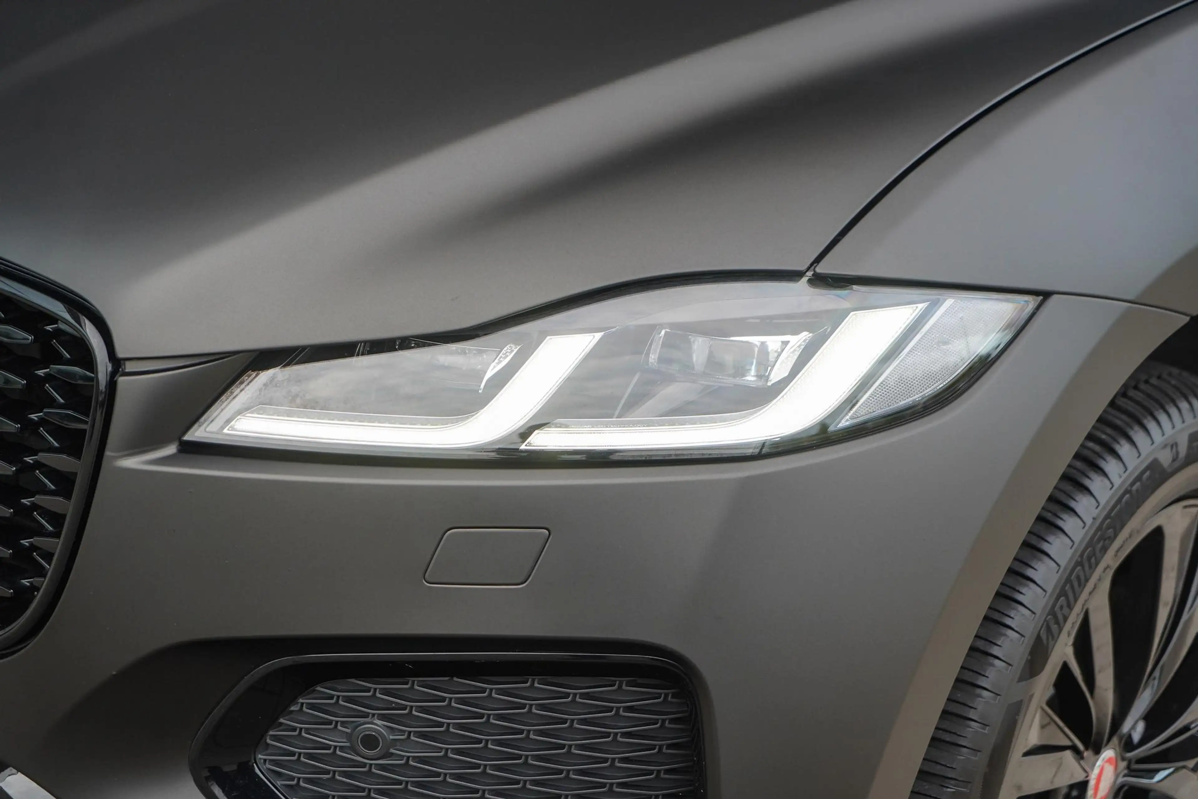 Jaguar F-Pace P400e R-Dynamic S l Matte Zwart l Elektr. Trekhaak — photo 4