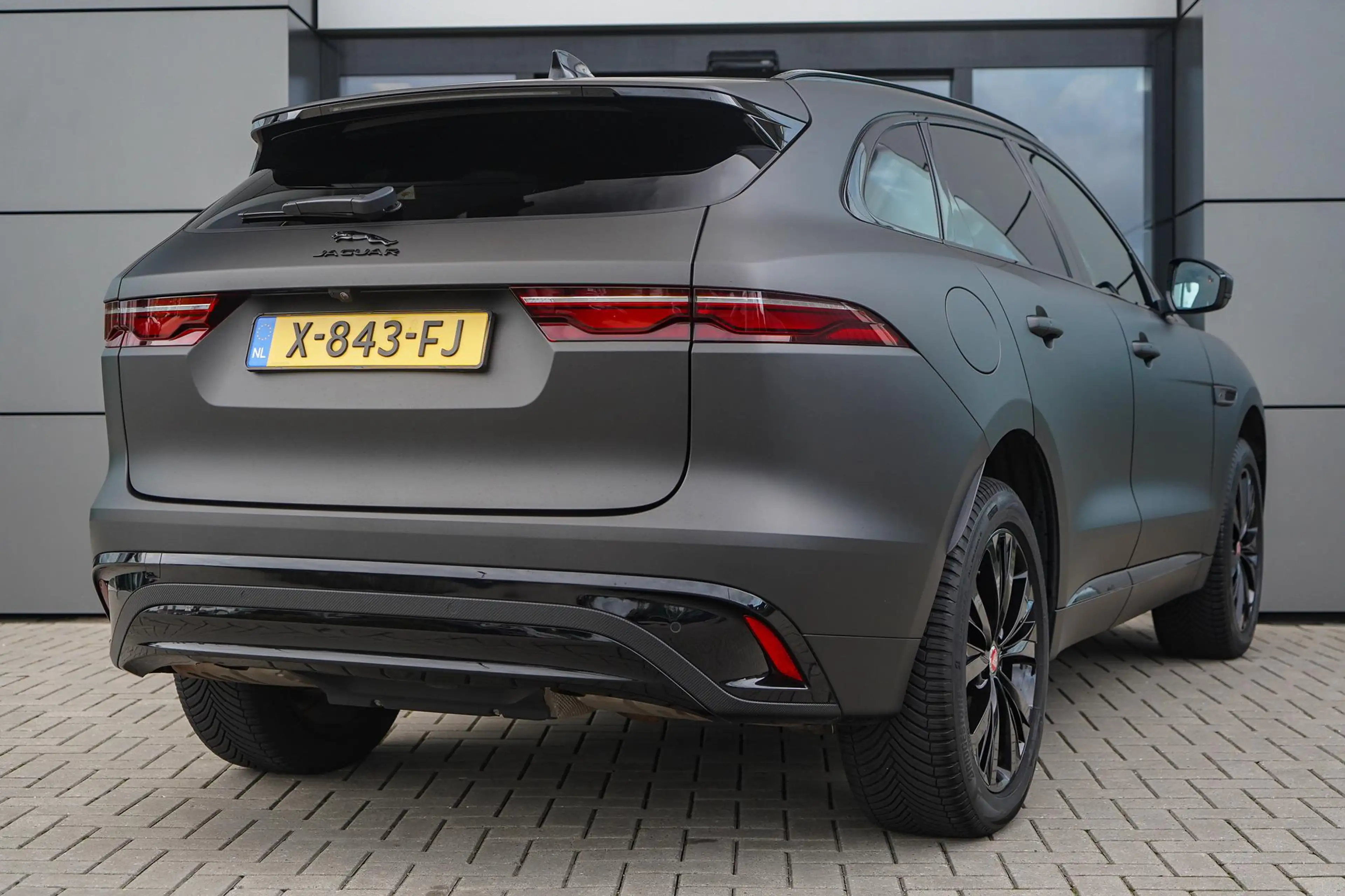 Jaguar F-Pace P400e R-Dynamic S l Matte Zwart l Elektr. Trekhaak — photo 6