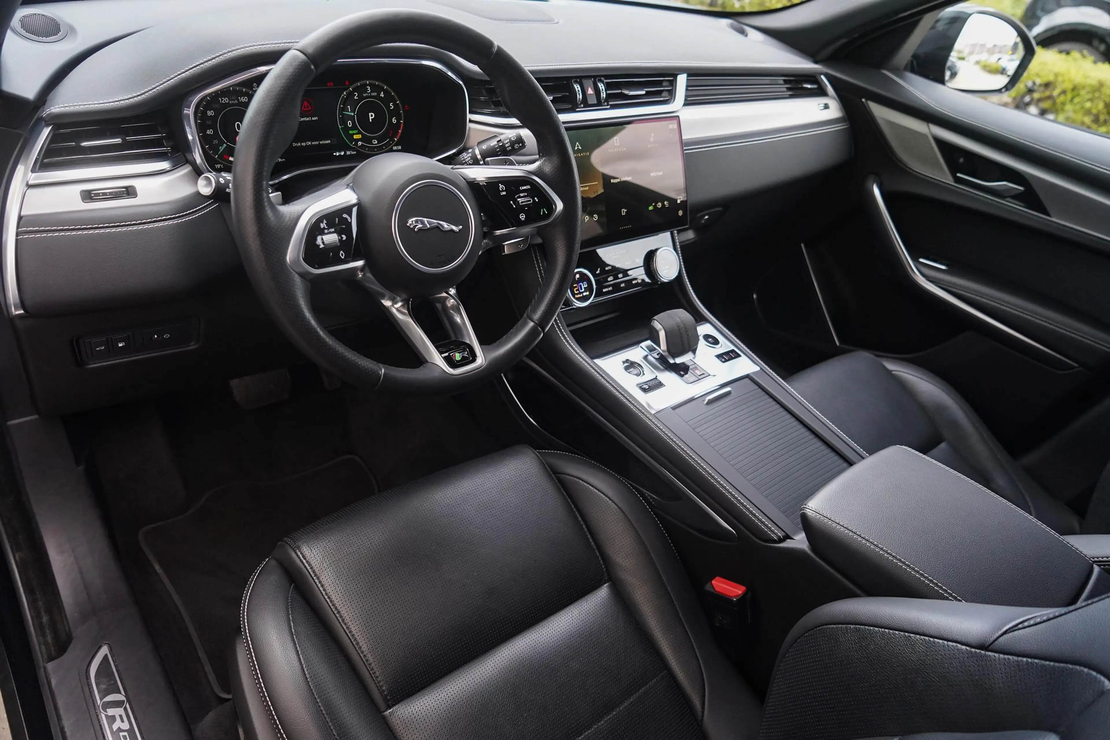 Jaguar F-Pace P400e R-Dynamic S l Matte Zwart l Elektr. Trekhaak — photo 12