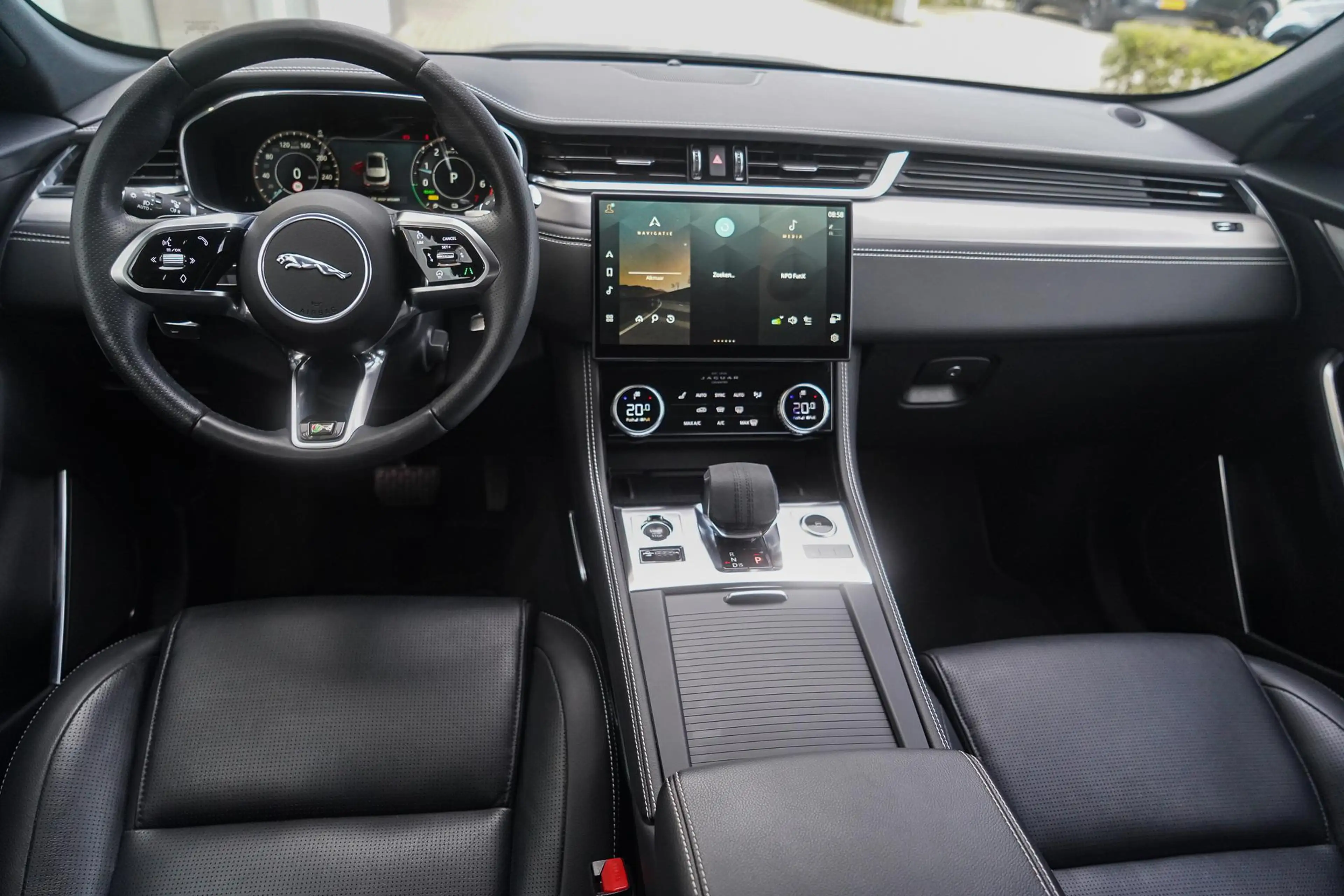 Jaguar F-Pace P400e R-Dynamic S l Matte Zwart l Elektr. Trekhaak — photo 13