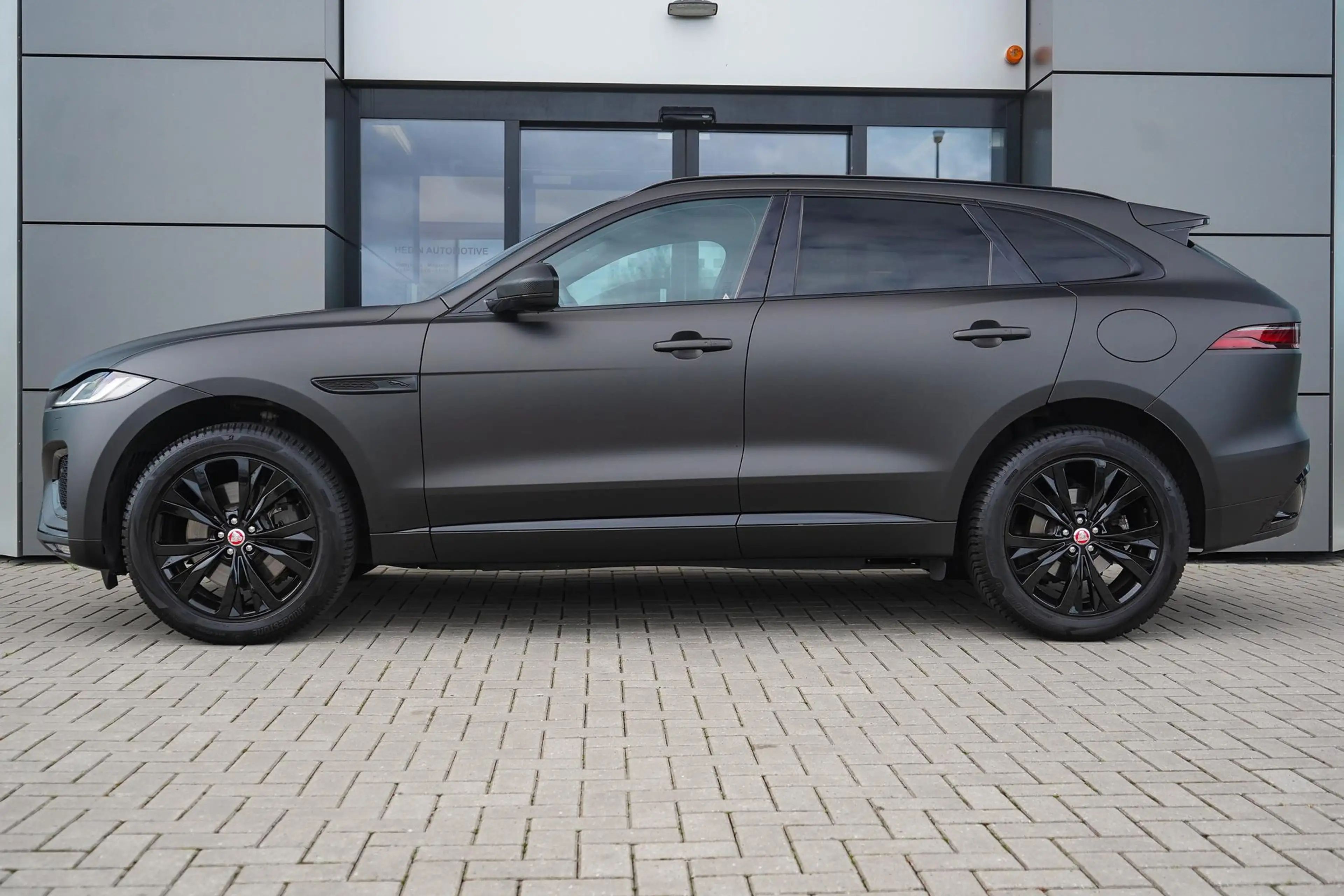 Jaguar F-Pace P400e R-Dynamic S l Matte Zwart l Elektr. Trekhaak — photo 3