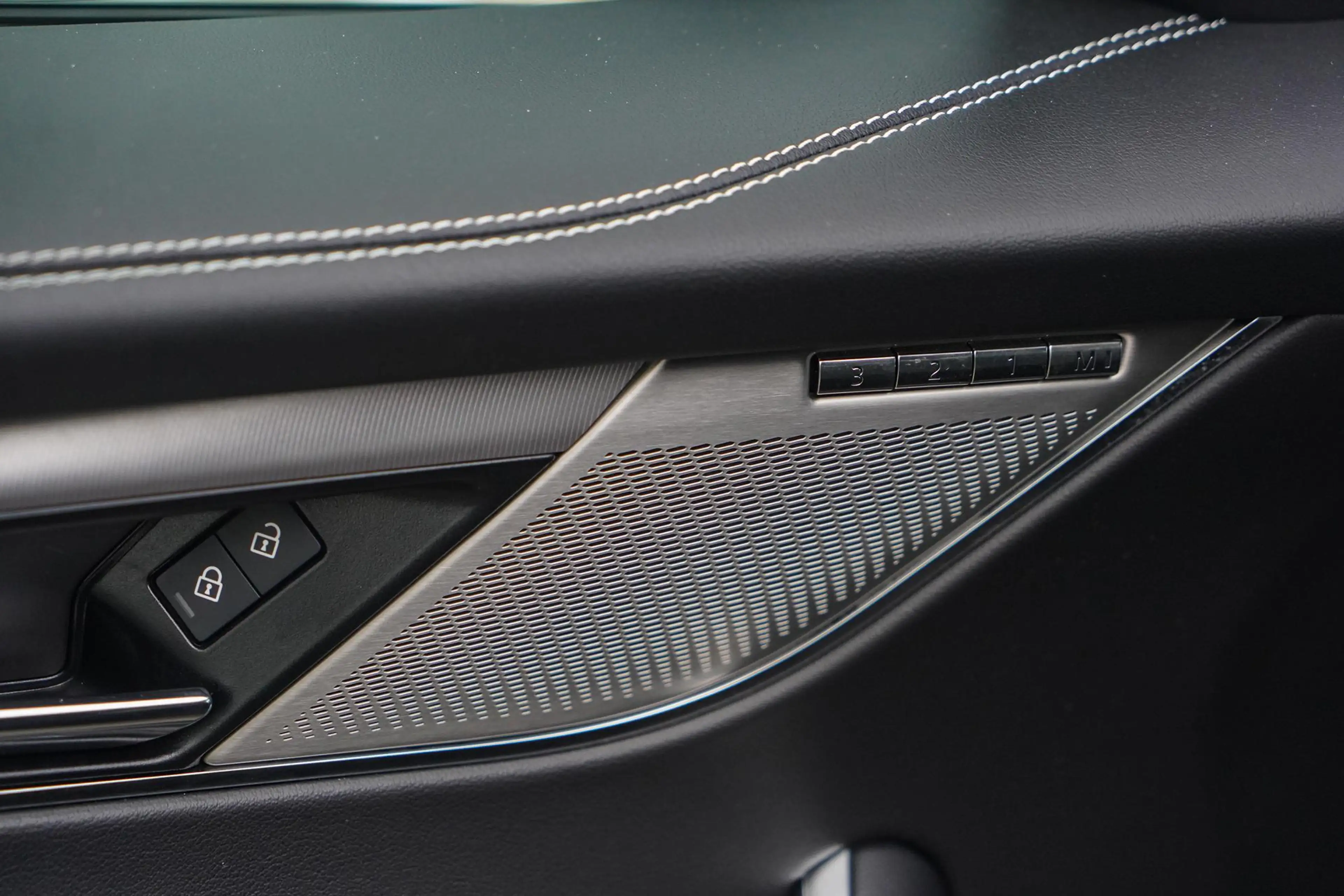 Jaguar F-Pace P400e R-Dynamic S l Matte Zwart l Elektr. Trekhaak — photo 15