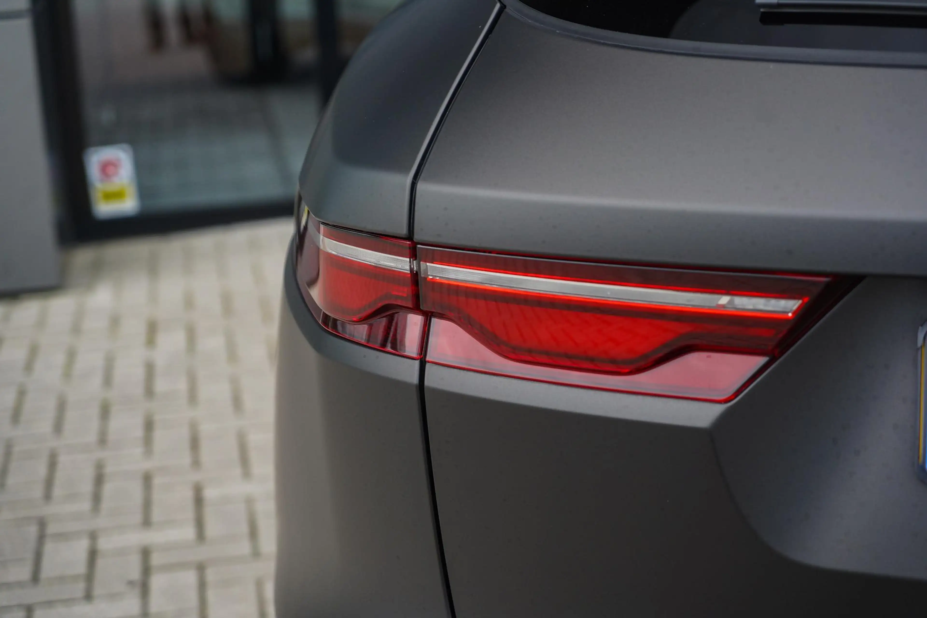Jaguar F-Pace P400e R-Dynamic S l Matte Zwart l Elektr. Trekhaak — photo 8