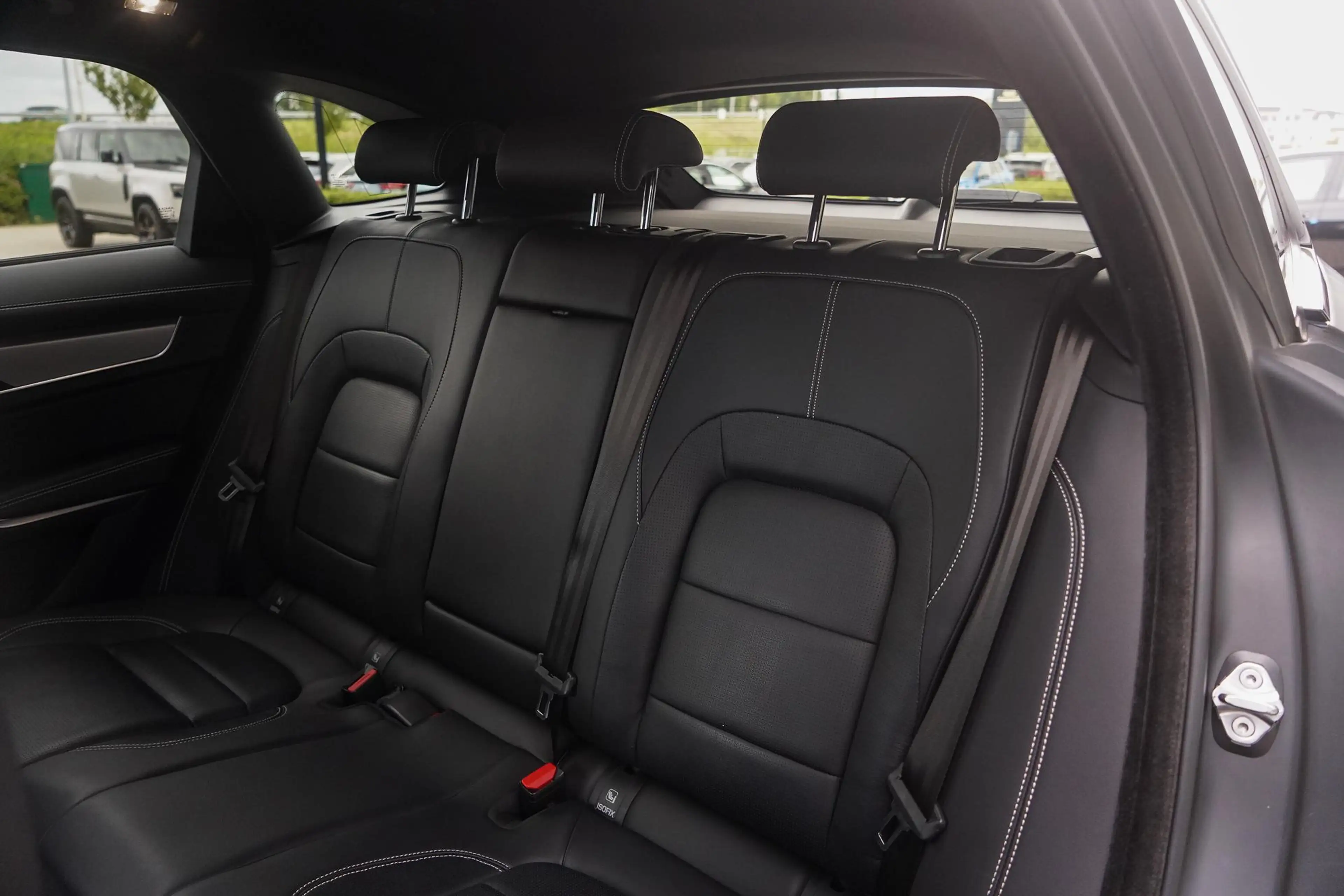 Jaguar F-Pace P400e R-Dynamic S l Matte Zwart l Elektr. Trekhaak — photo 14