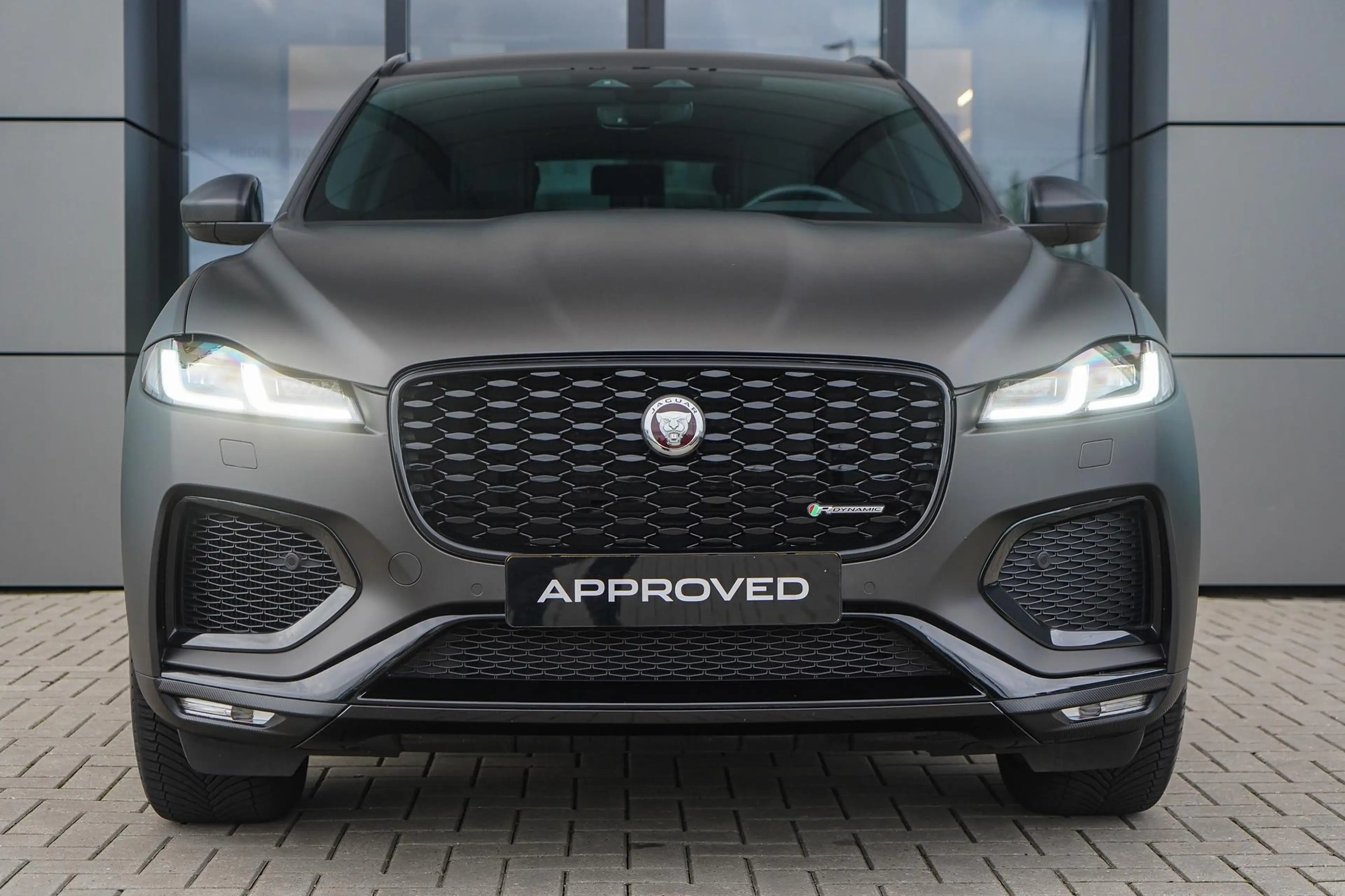 Jaguar F-Pace P400e R-Dynamic S l Matte Zwart l Elektr. Trekhaak — photo 2