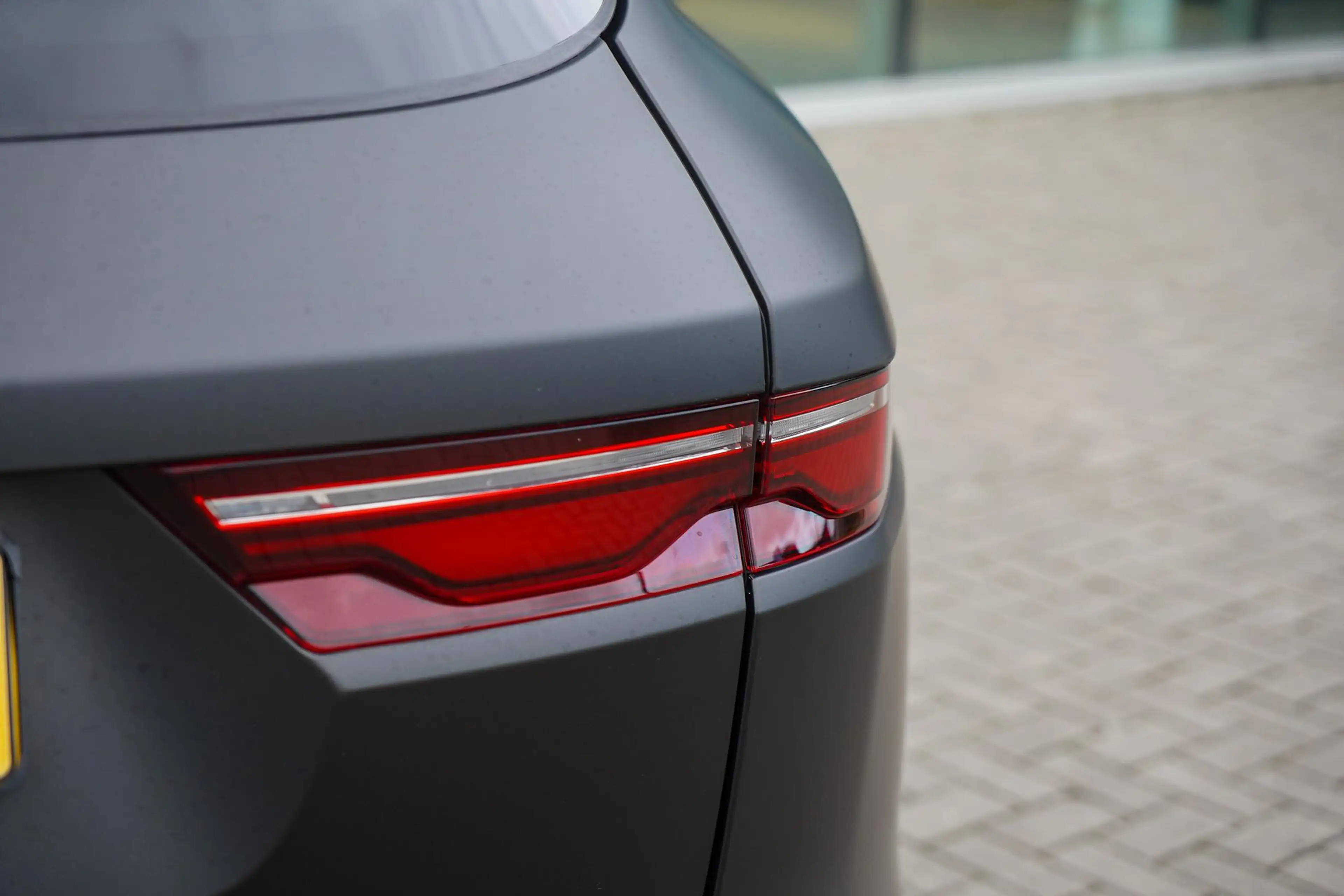 Jaguar F-Pace P400e R-Dynamic S l Matte Zwart l Elektr. Trekhaak — photo 9