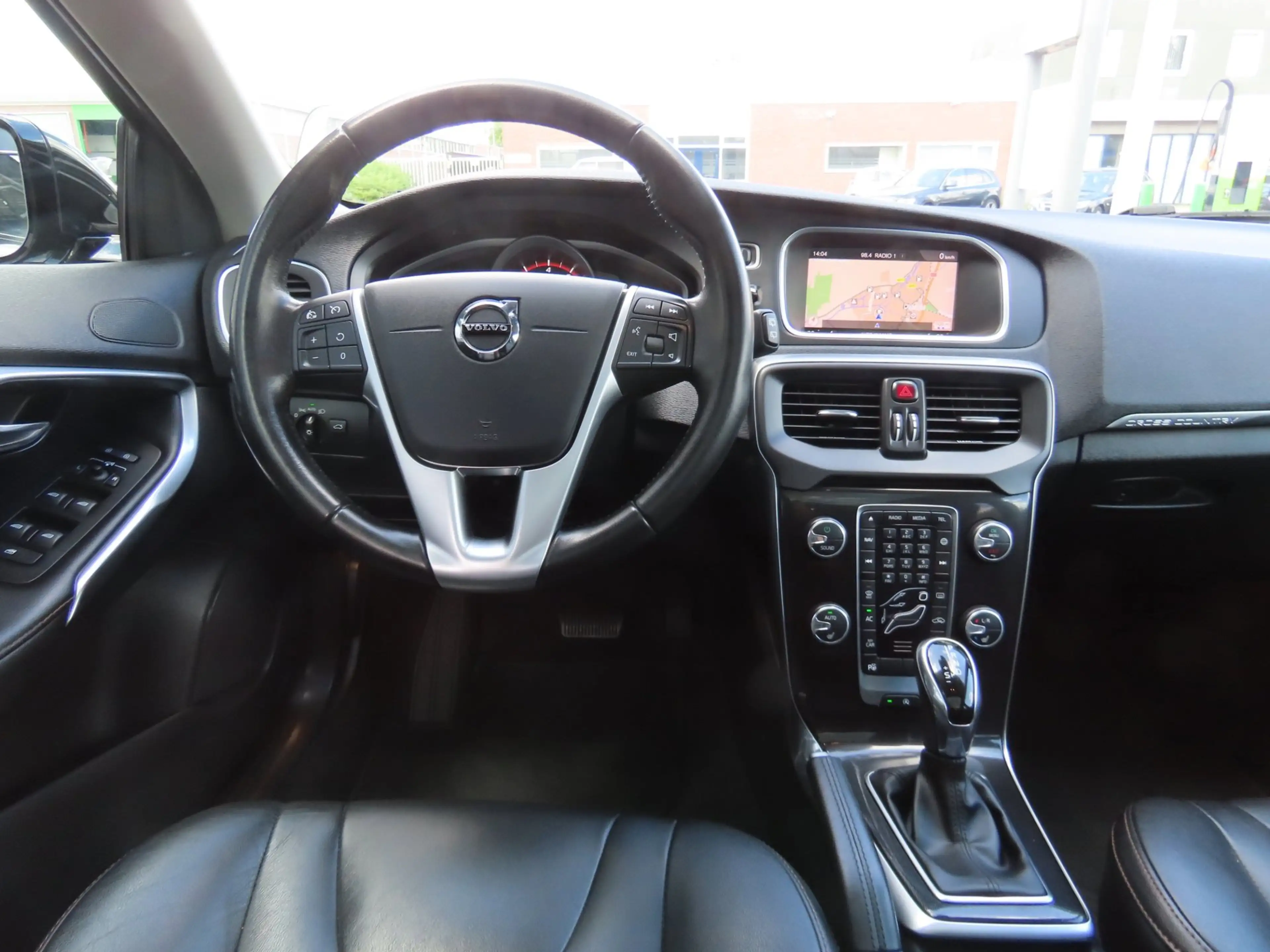 Volvo V40 Cross Country 1.5 T3 Polar+ Luxury Trekhaak Leder Camera Pano NA — photo 11