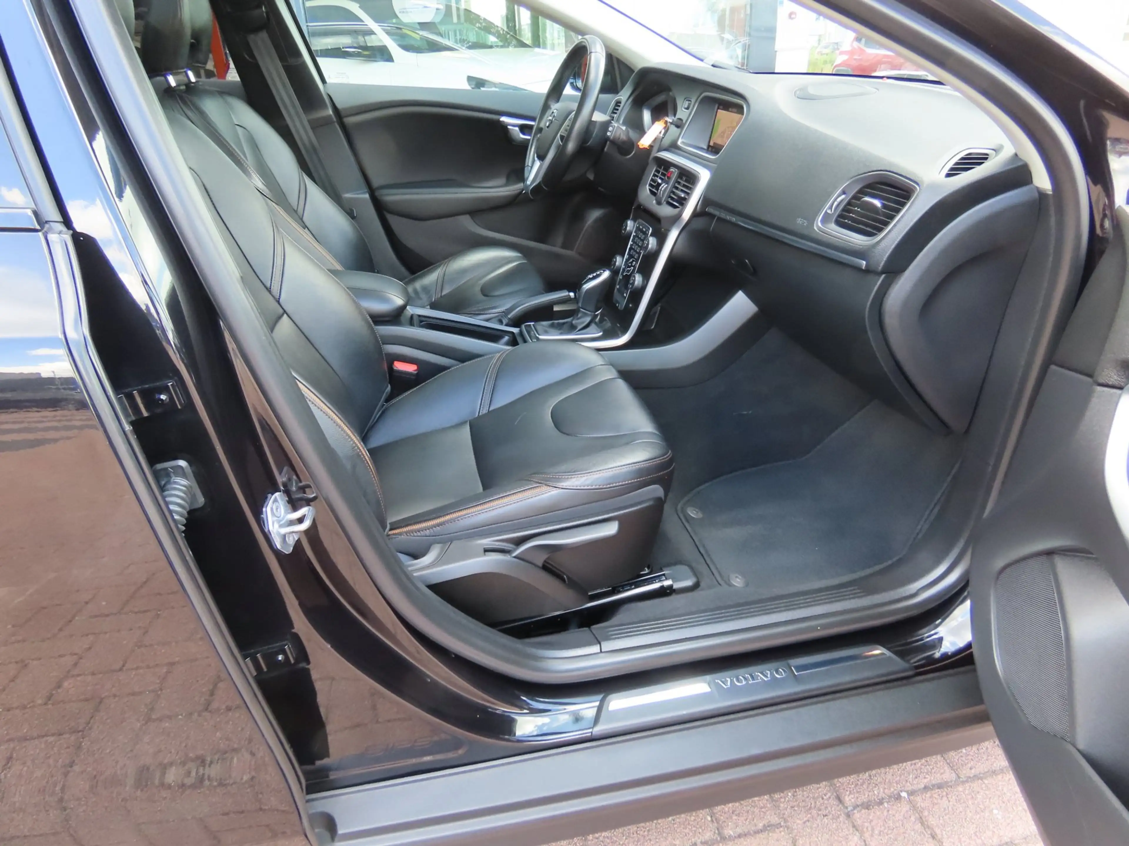 Volvo V40 Cross Country 1.5 T3 Polar+ Luxury Trekhaak Leder Camera Pano NA — photo 8