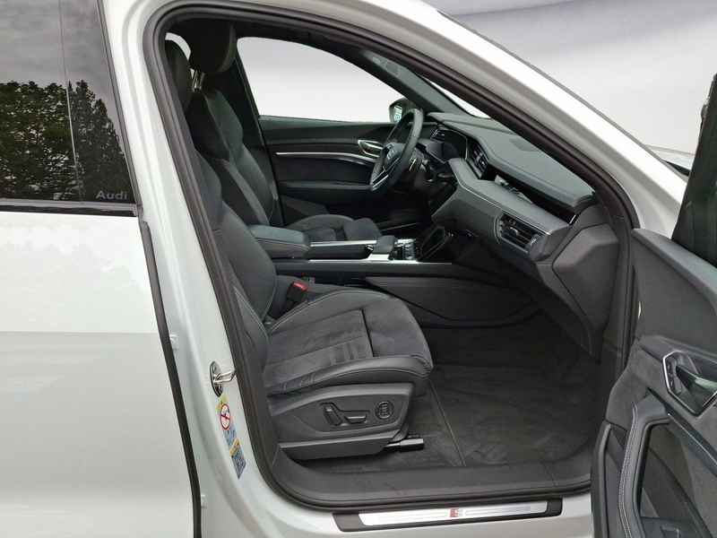 Audi Q8 e-tron 55 quattro S line — photo 9