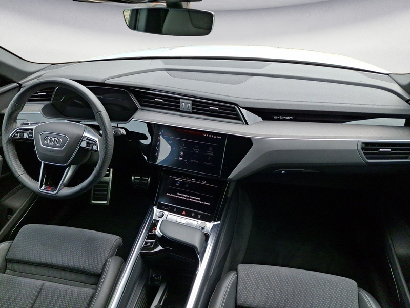 Audi Q8 e-tron 55 quattro S line — photo 11