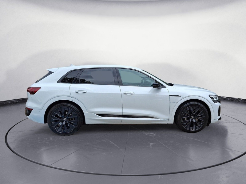 Audi Q8 e-tron 55 quattro S line — photo 6