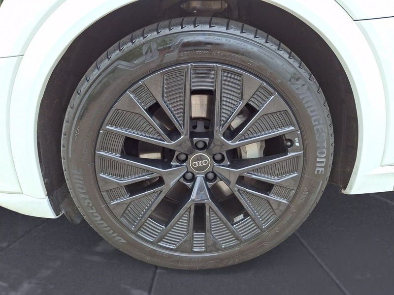 Audi Q8 e-tron 55 quattro S line — photo 12