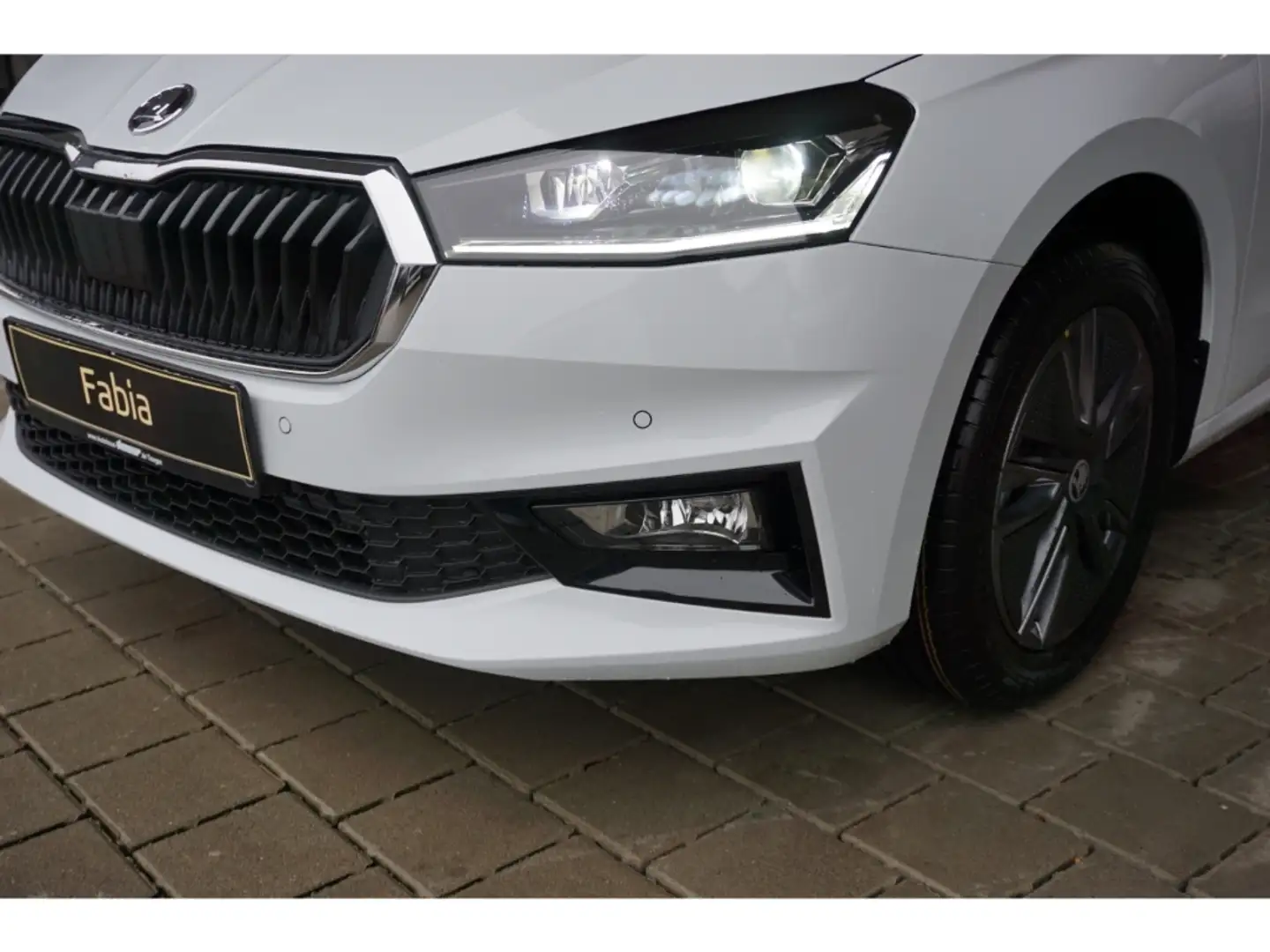 Skoda Fabia 1.0 TSI Tour DSG Navi LED ACC SHZ Kamera PDC SHZ D White - 2