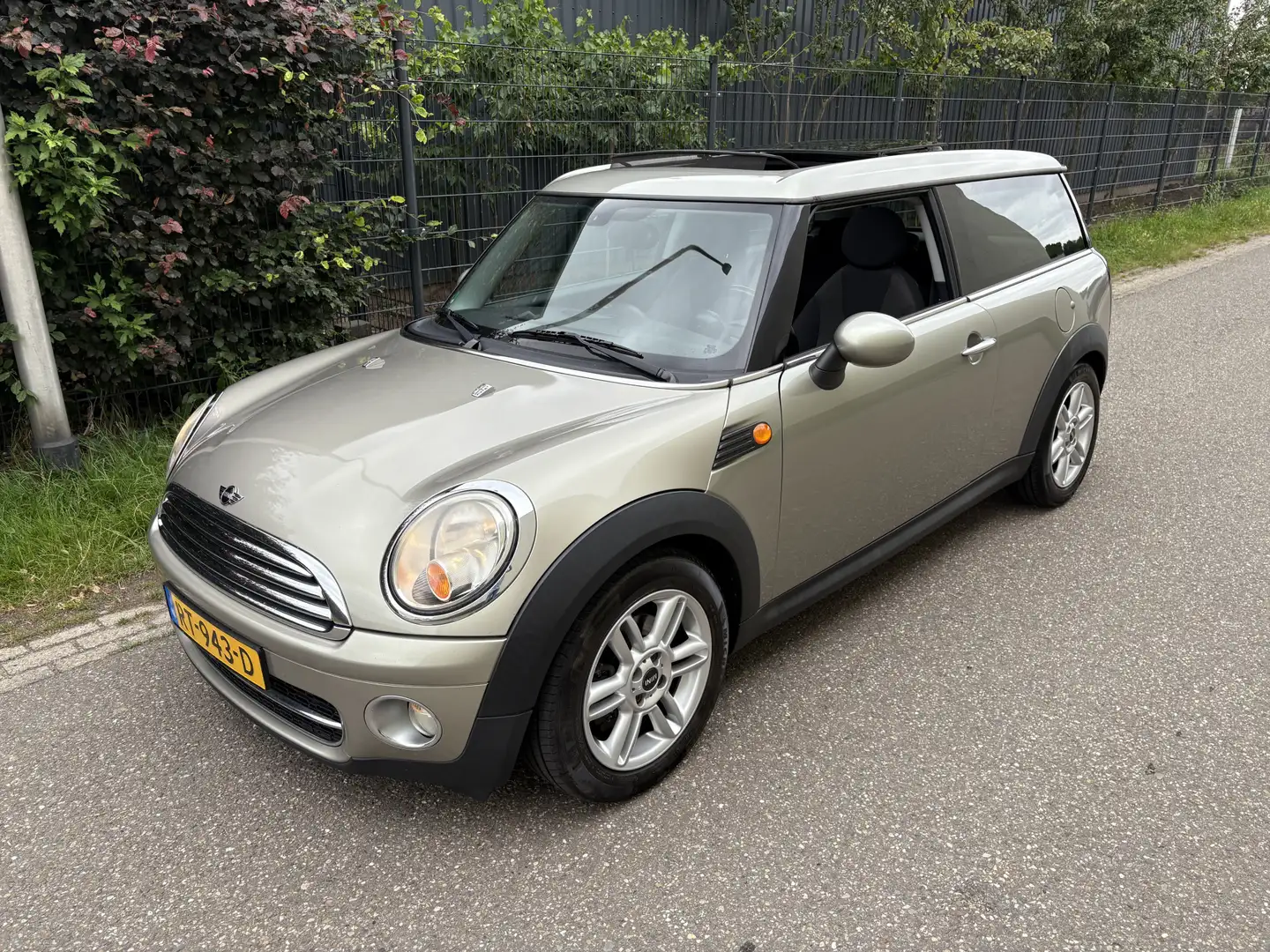 MINI Cooper D Clubman 1.6 Business Line / AUTOMAAT / AIRCO / PANORAMADAK Grijs - 2