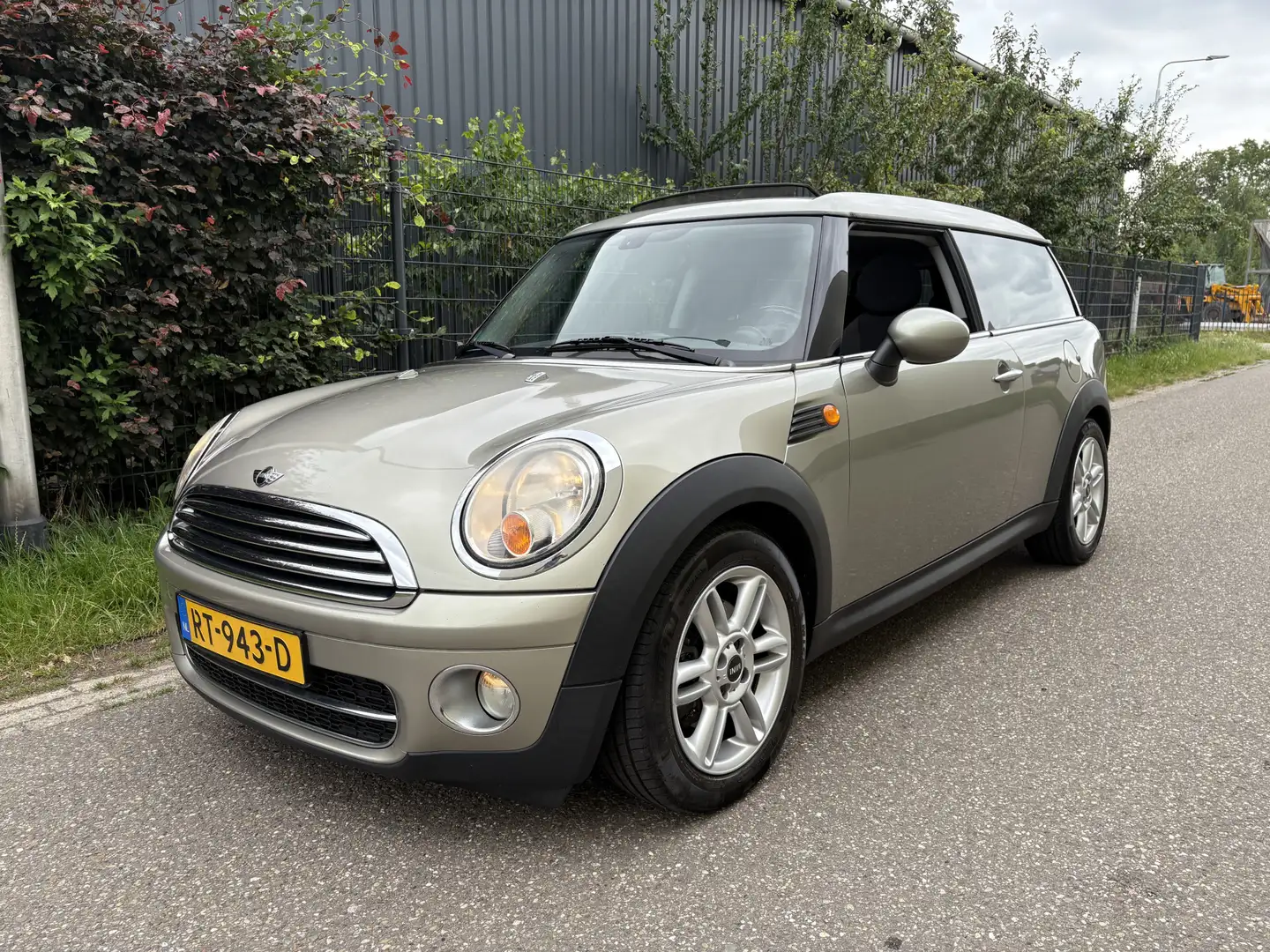 MINI Cooper D Clubman 1.6 Business Line / AUTOMAAT / AIRCO / PANORAMADAK Grijs - 1