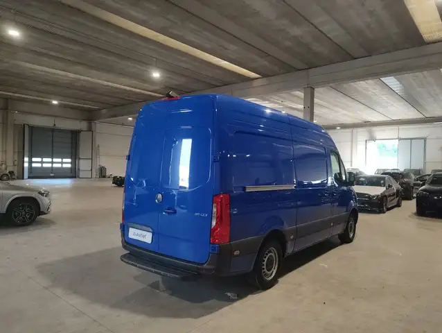 Mercedes-Benz Sprinter view 4