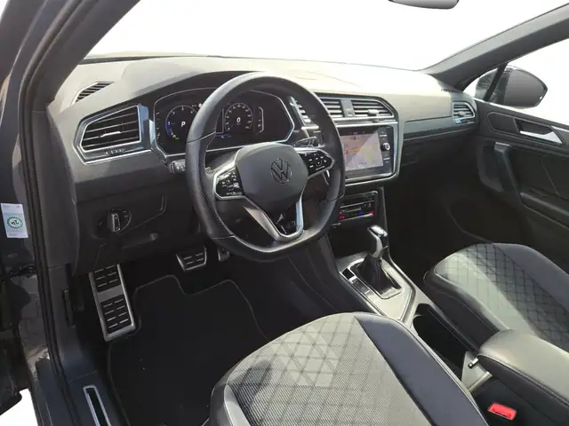 Volkswagen Tiguan view 4
