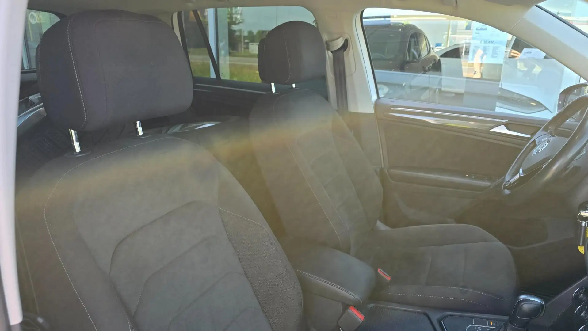 Volkswagen Tiguan 2.0 TDI R-Line | Automaat | ACC | Carplay | Stoelv Weiß - 2