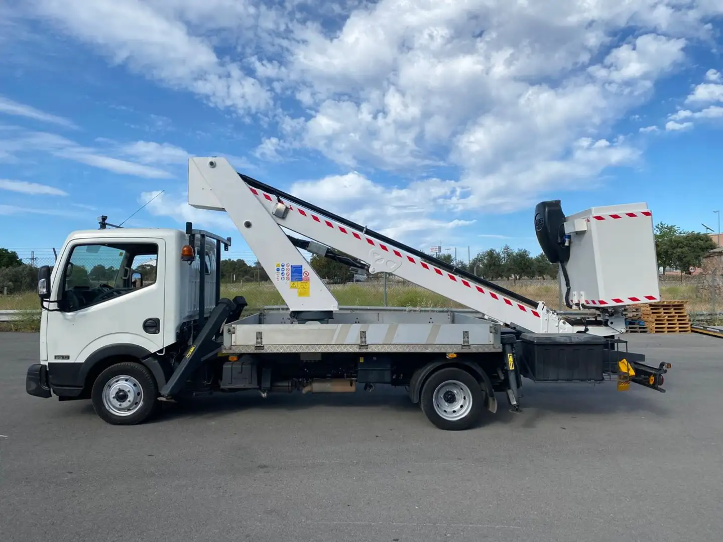 Nissan NT400 Cabstar 35.123 Comfort Cabina Abatible Larga Blanco - 1