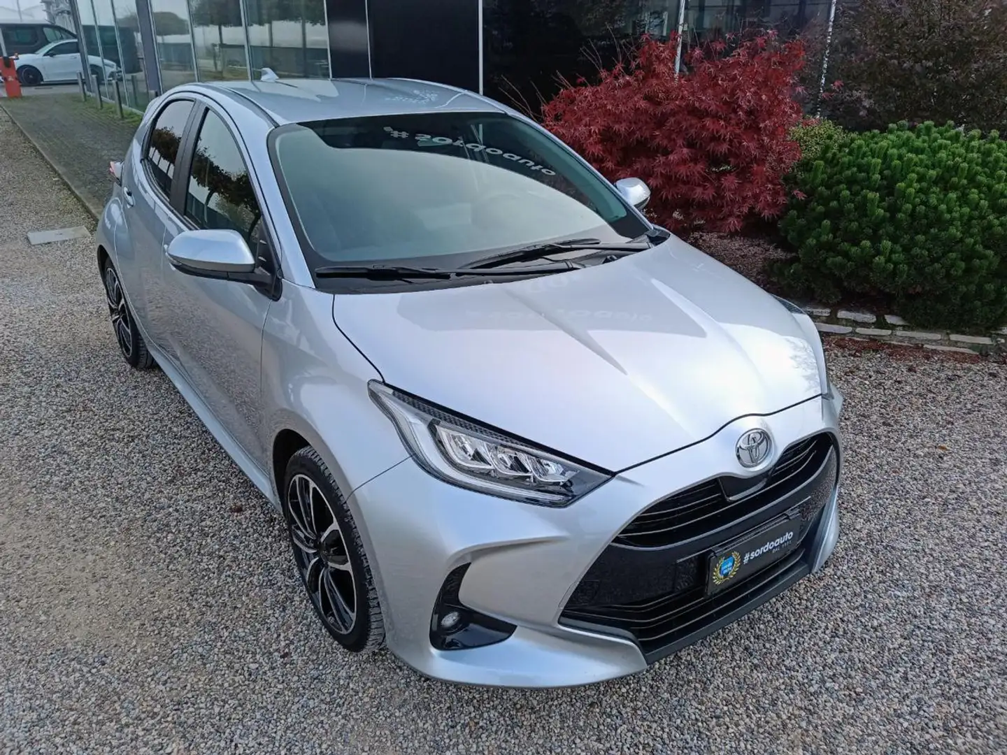 Toyota Yaris 1.5 Hybrid 5 porte Trend Argento - 2