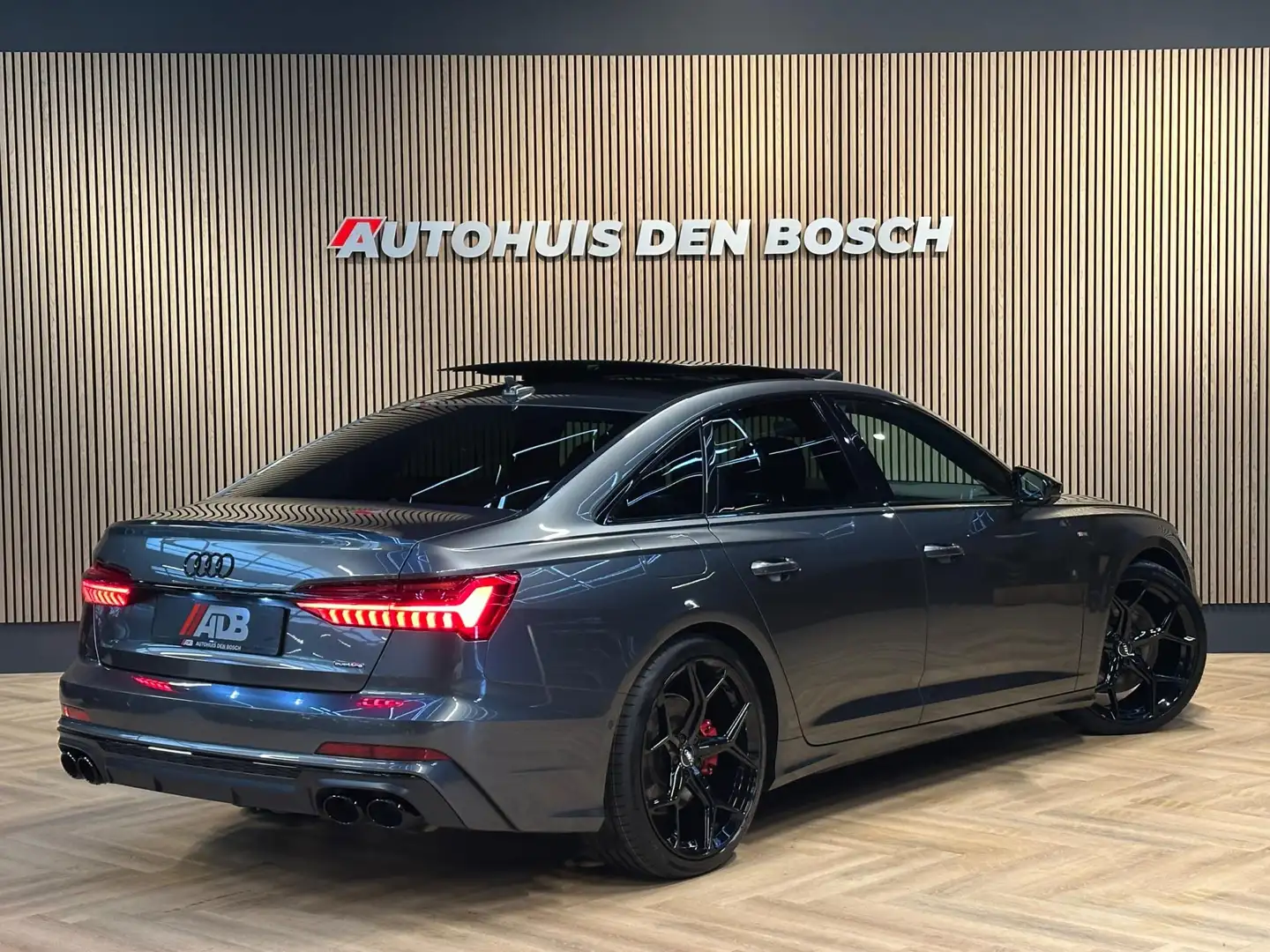 Audi A6 Limousine 55 TFSI e Quattro Competition 367PK S Li Grijs - 2