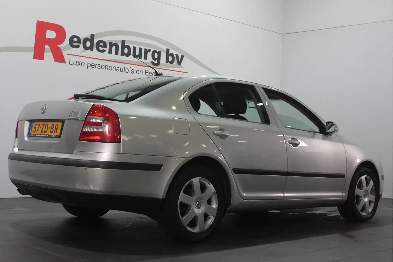 Skoda Octavia 2.0 FSI Elegance Attractive Business Automaat Grijs - 2