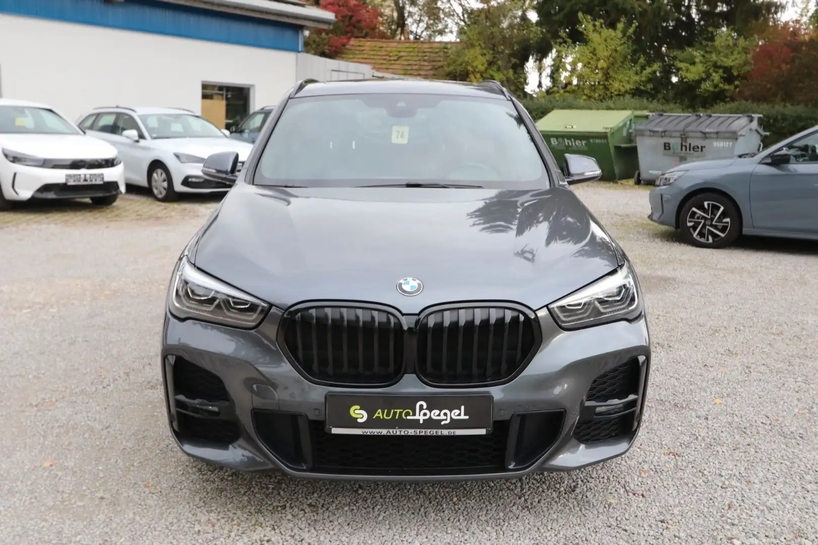 BMW X1 xDrive 20 d M Sport Navi LED AHK Pano Grau - 2