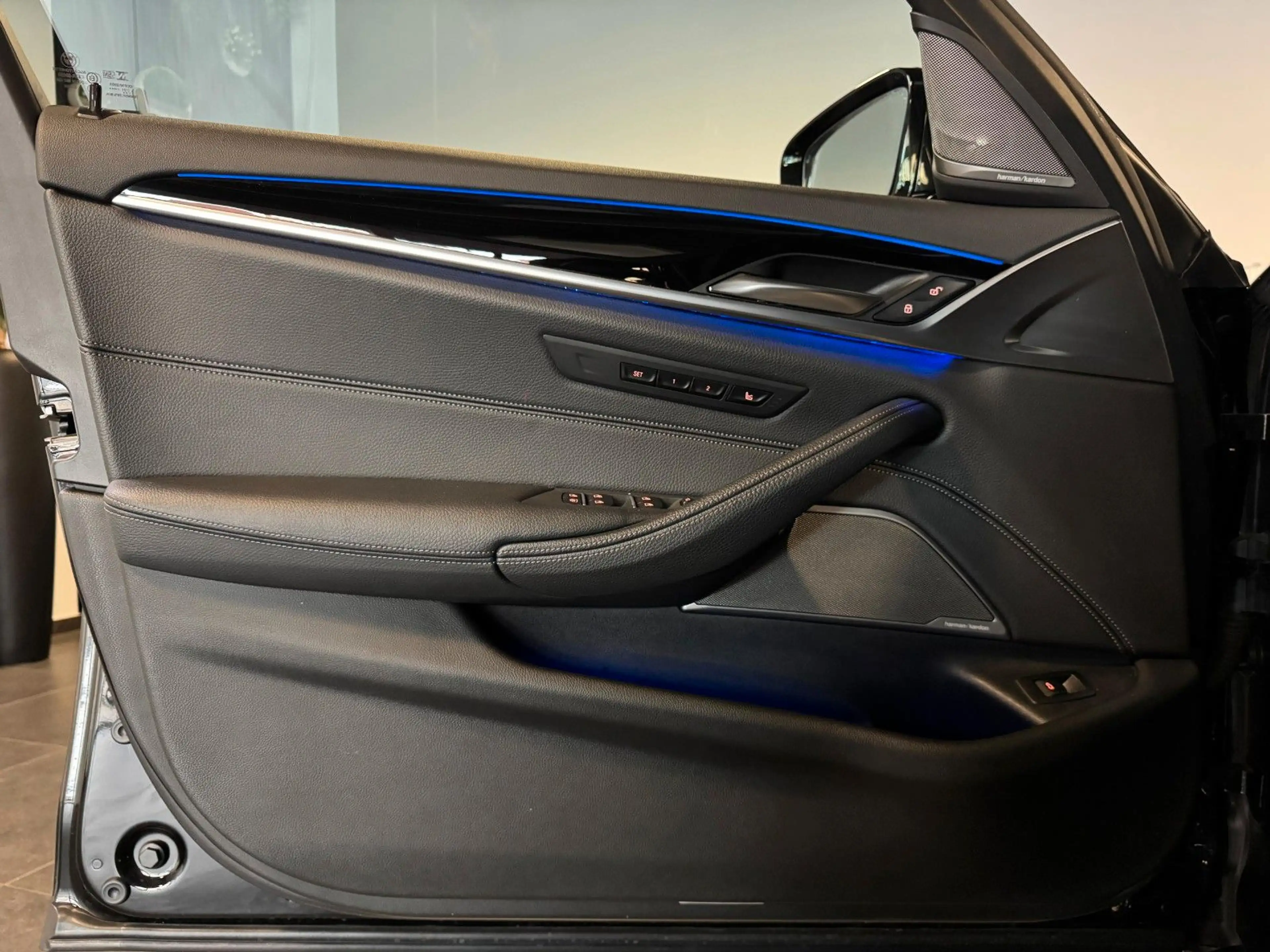 BMW 550 i xDrive Lim./Stand-Hz+Schiebedach+Head-Up — photo 11