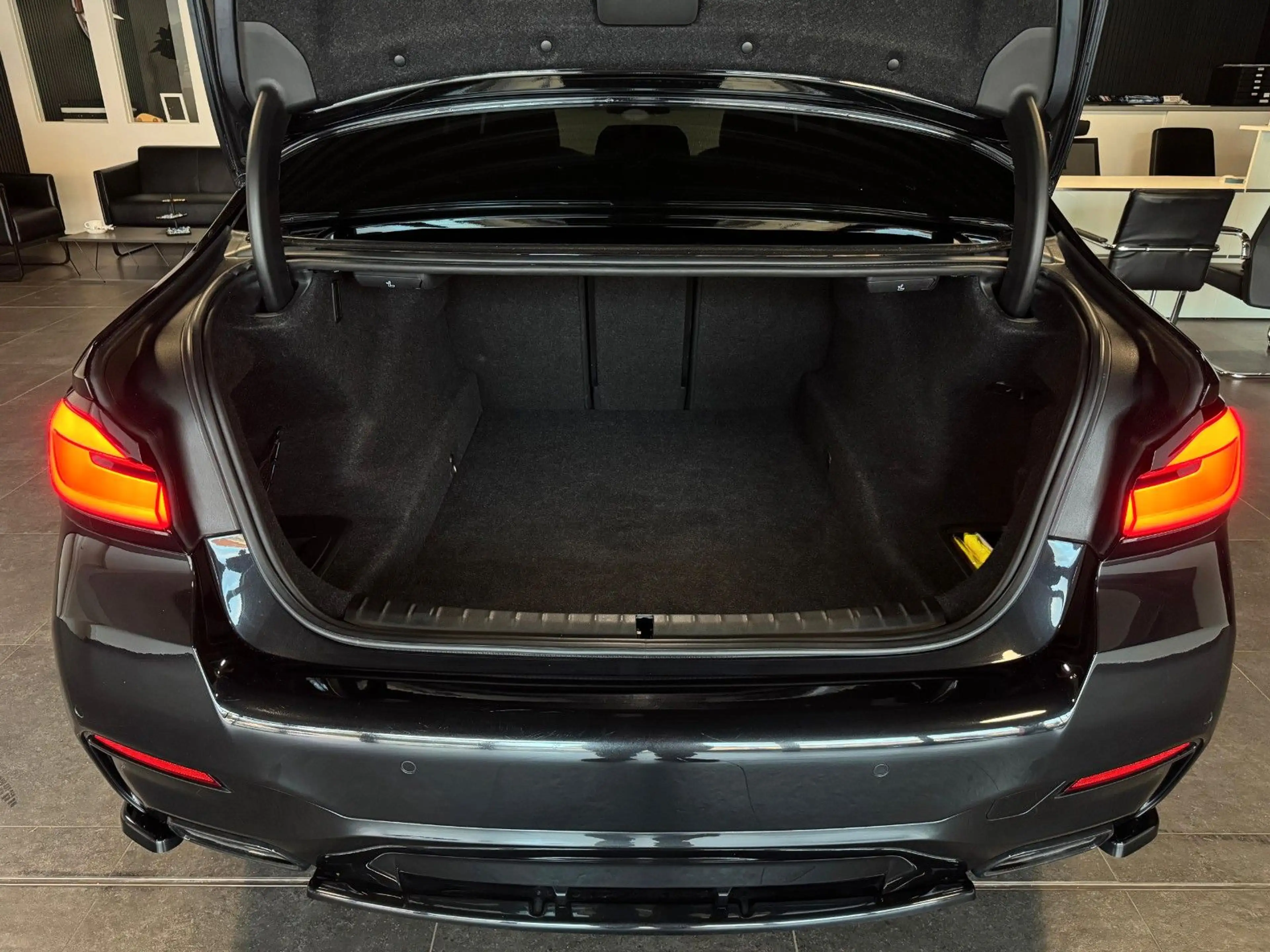 BMW 550 i xDrive Lim./Stand-Hz+Schiebedach+Head-Up — photo 9