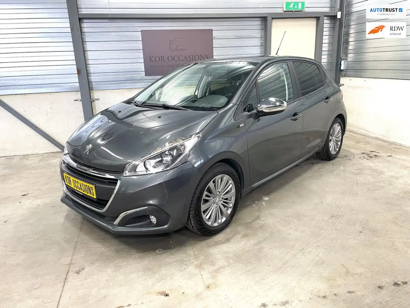 Peugeot 208 1.2 PureTech Allure 1ste eigenaar NAVI sport Grijs - 1