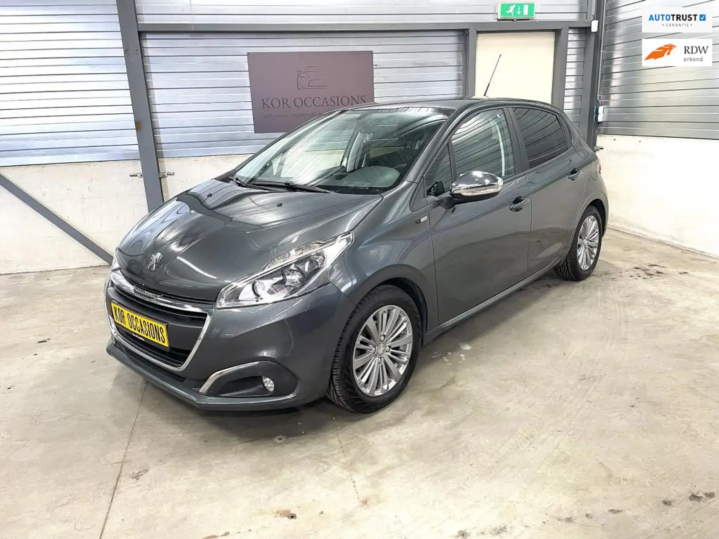 Peugeot 208 1.2 PureTech Allure 1ste eigenaar NAVI sport Grijs - 1