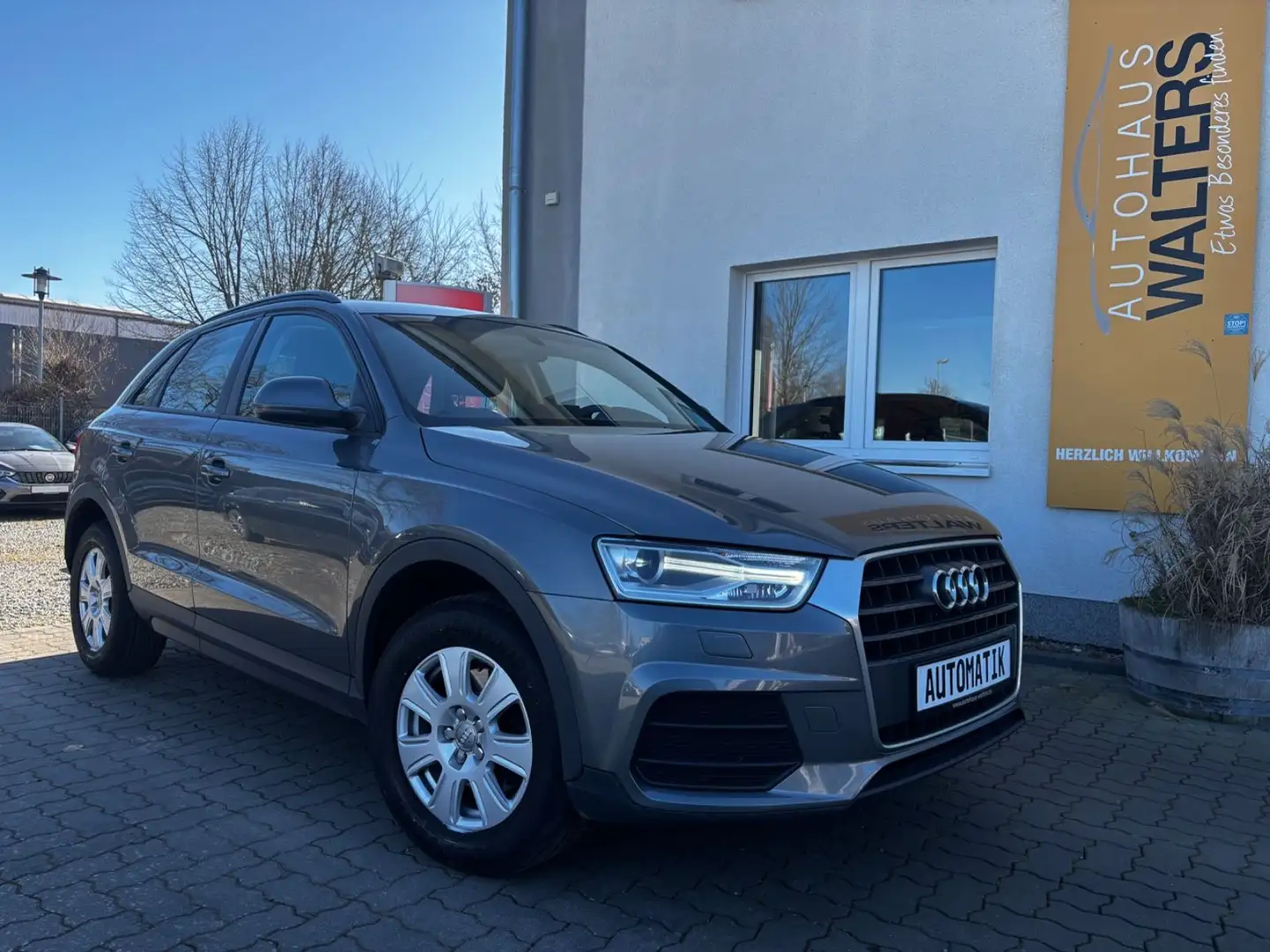 Audi Q3 = Automatik - Navi - Ahk - 8fach bereift = Grau - 1