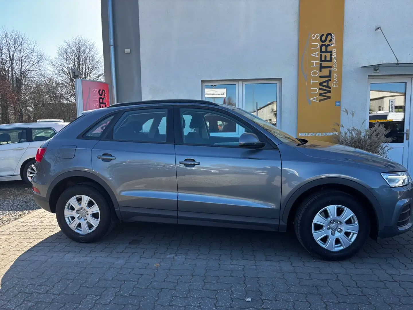 Audi Q3 = Automatik - Navi - Ahk - 8fach bereift = Grau - 2