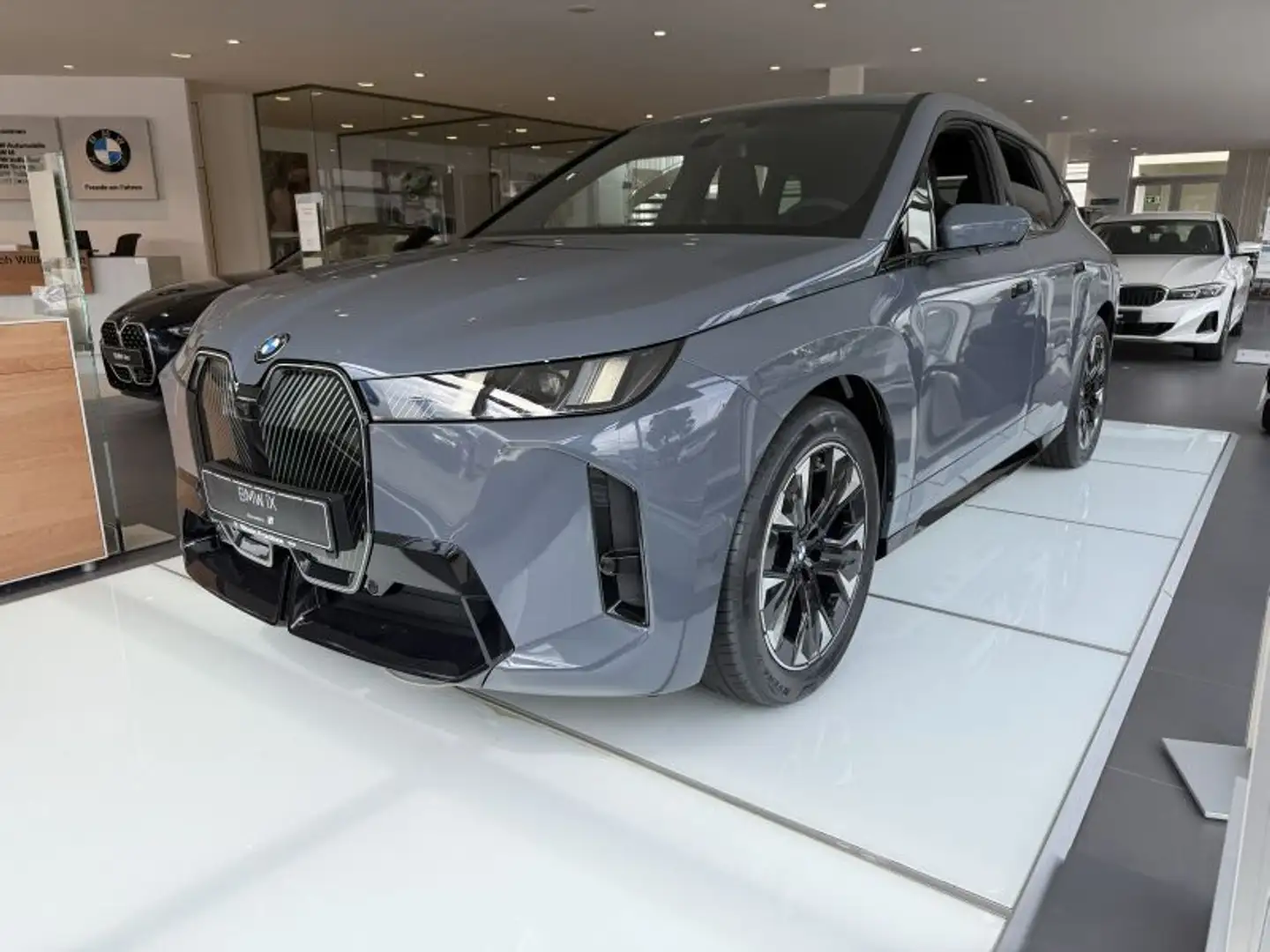 BMW iX xDrive45 M Sportpaket Facelift. AHK. HK. uvm - 2