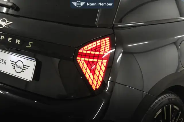 Mini Hatch view 6