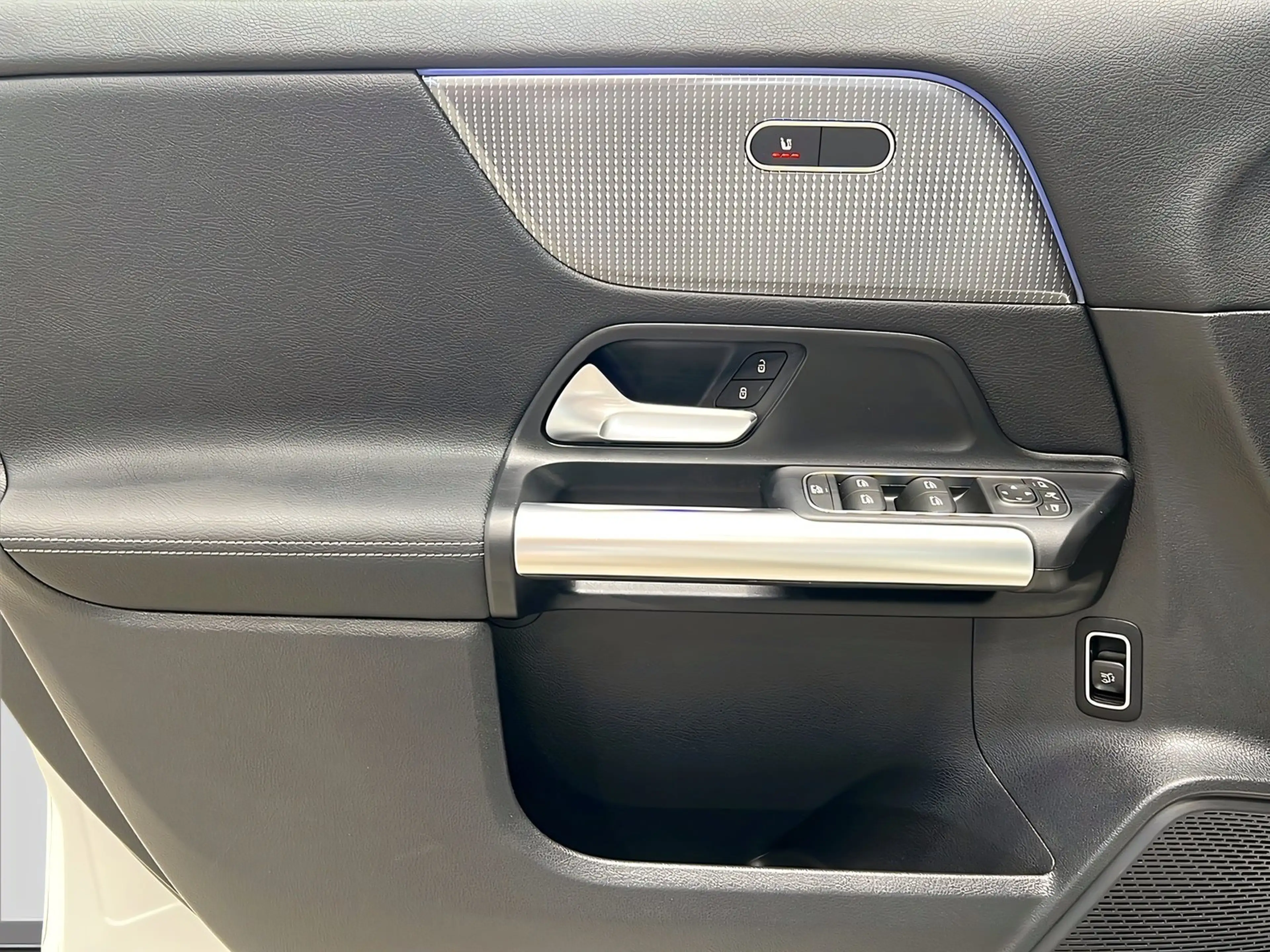 Mercedes-Benz EQA 300 4M LED+NIGHT+Ambi+SHz+TotW+19"AMG-Felgen — photo 13