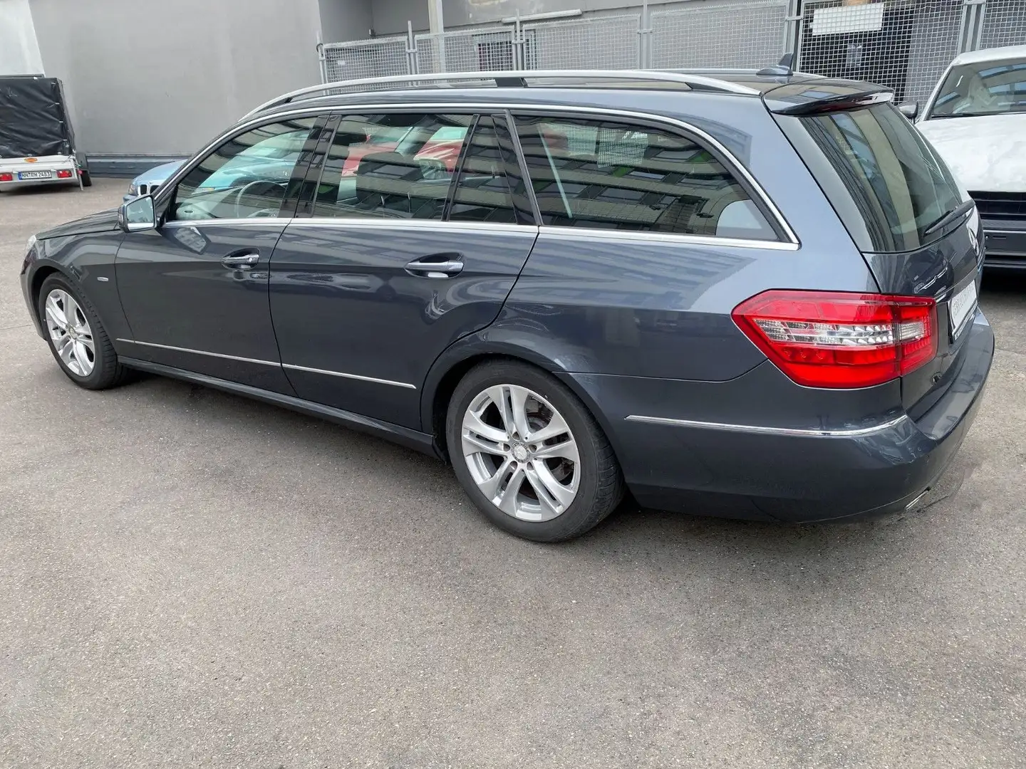 Mercedes-Benz E 200 T Avg/Aut7g/SD/PDC/Xenon/2Hd Grau - 2