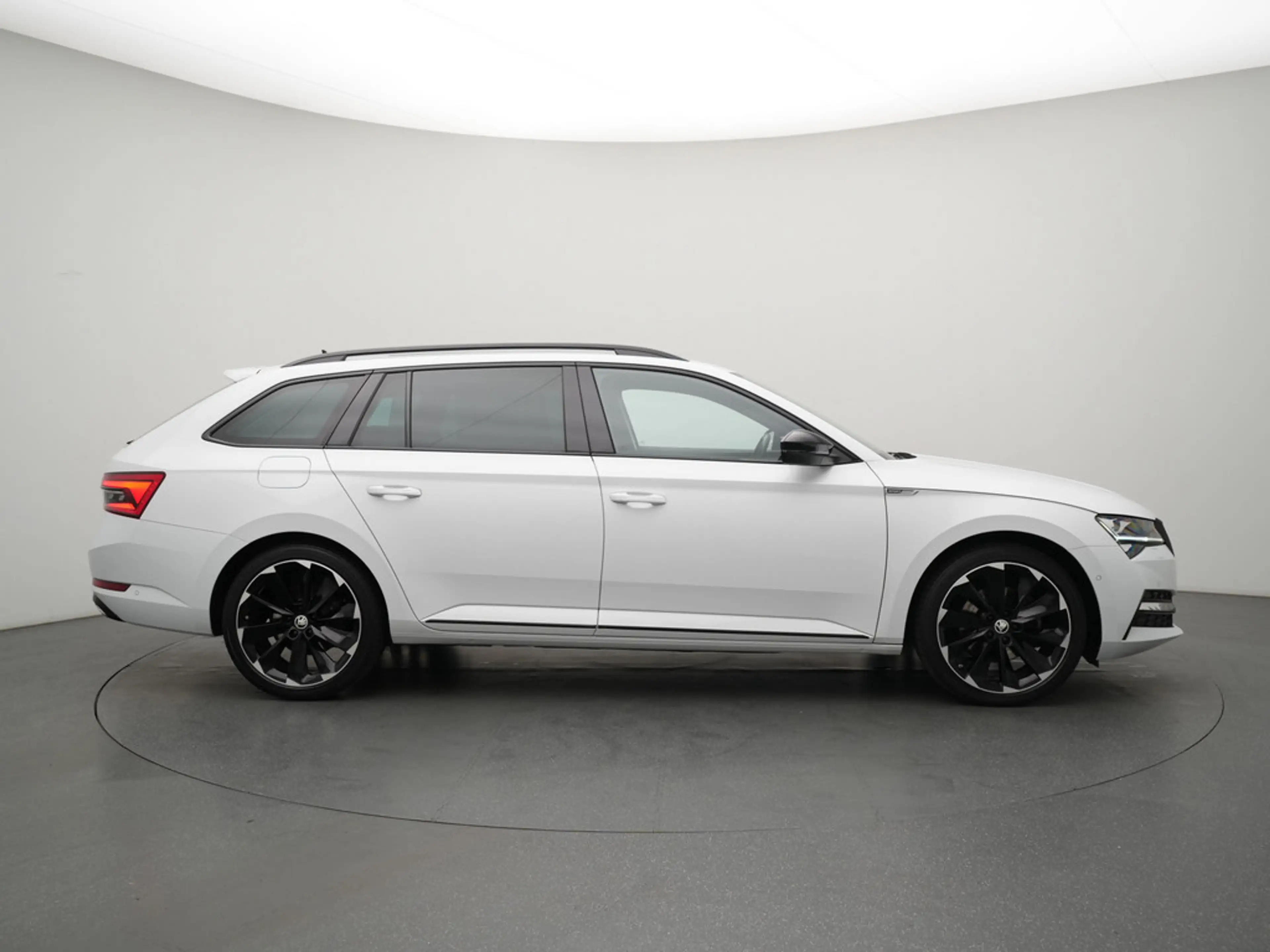 Skoda Superb Combi Sportline DSG PANO AHK DCC LED — photo 3