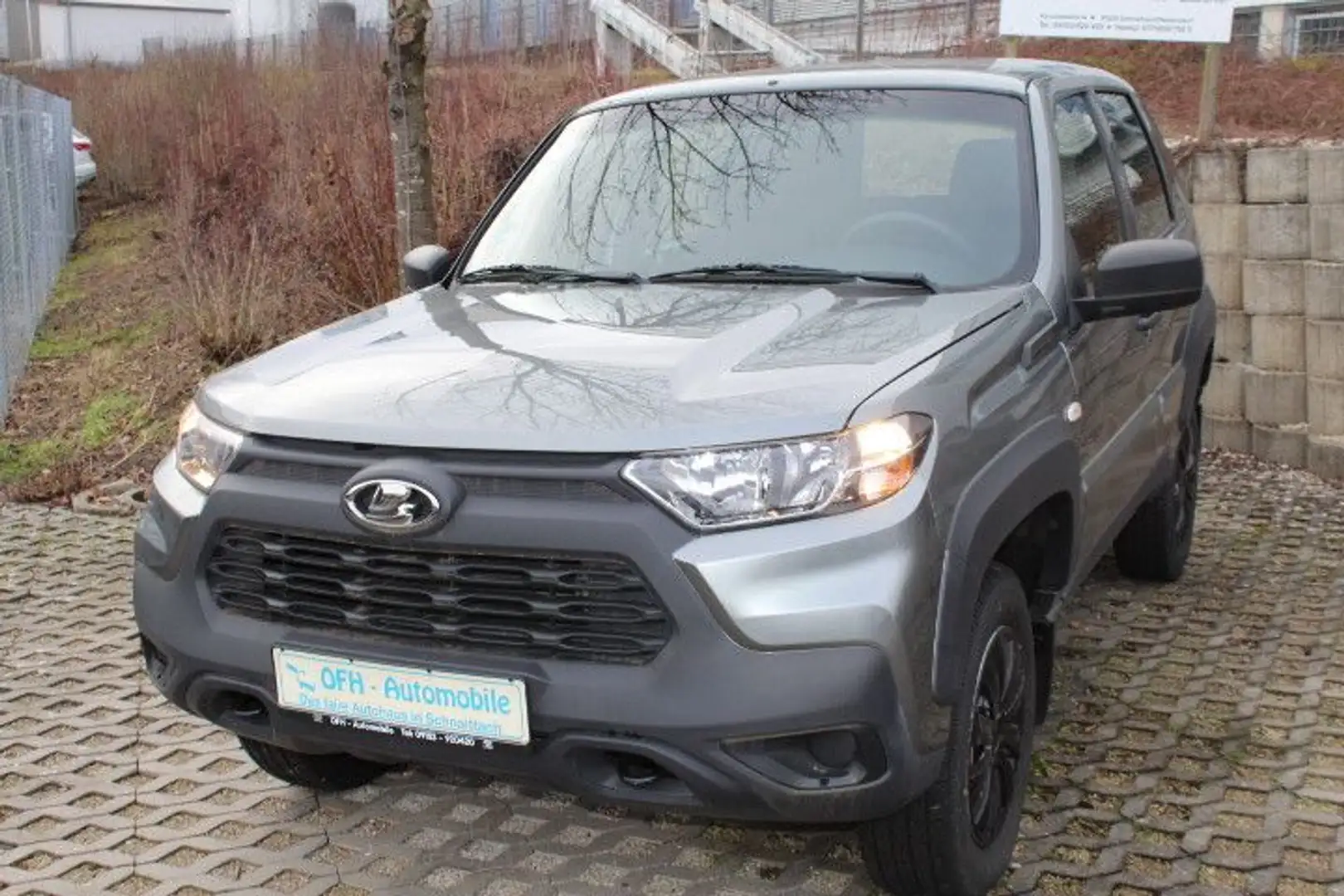 Lada A-Travel 5-Türer Allrad Gris - 1