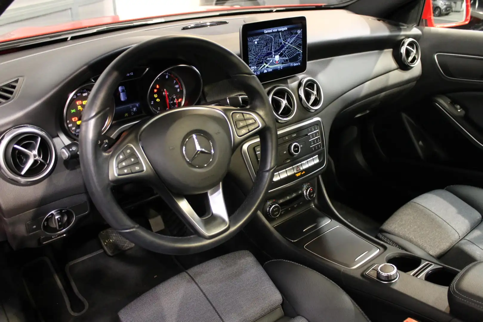 Mercedes-Benz GLA 180 Business Solution Plus Upgrade Edition Panorama da Rot - 2