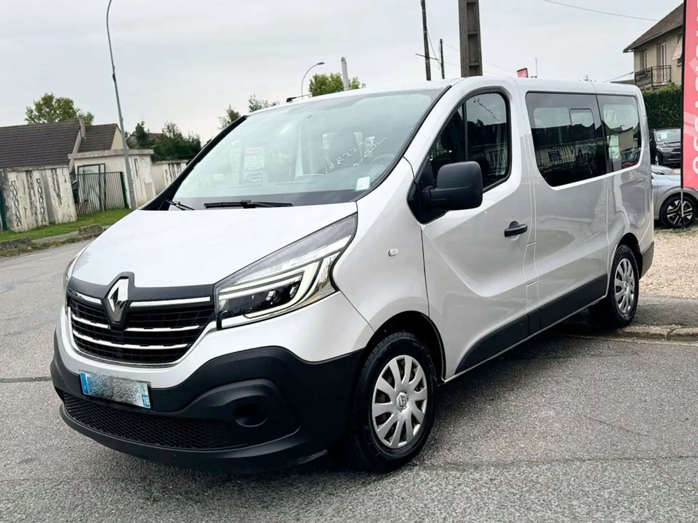 Renault Trafic 2.0 DCI 145 CV BVM6 9 PLACES GPS LIFE 15825HT TBEG Grijs - 1