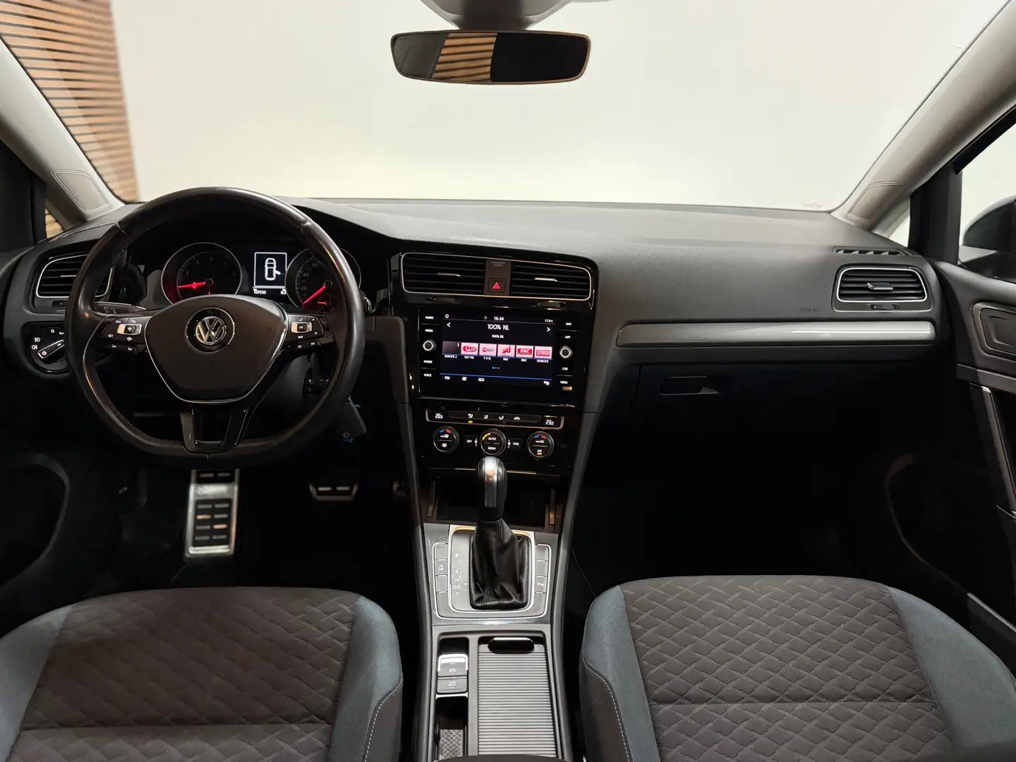 Volkswagen Golf 1.5 TSI DSG Automaat | IQ.Drive | Trekhaak | Carpl Gris - 2