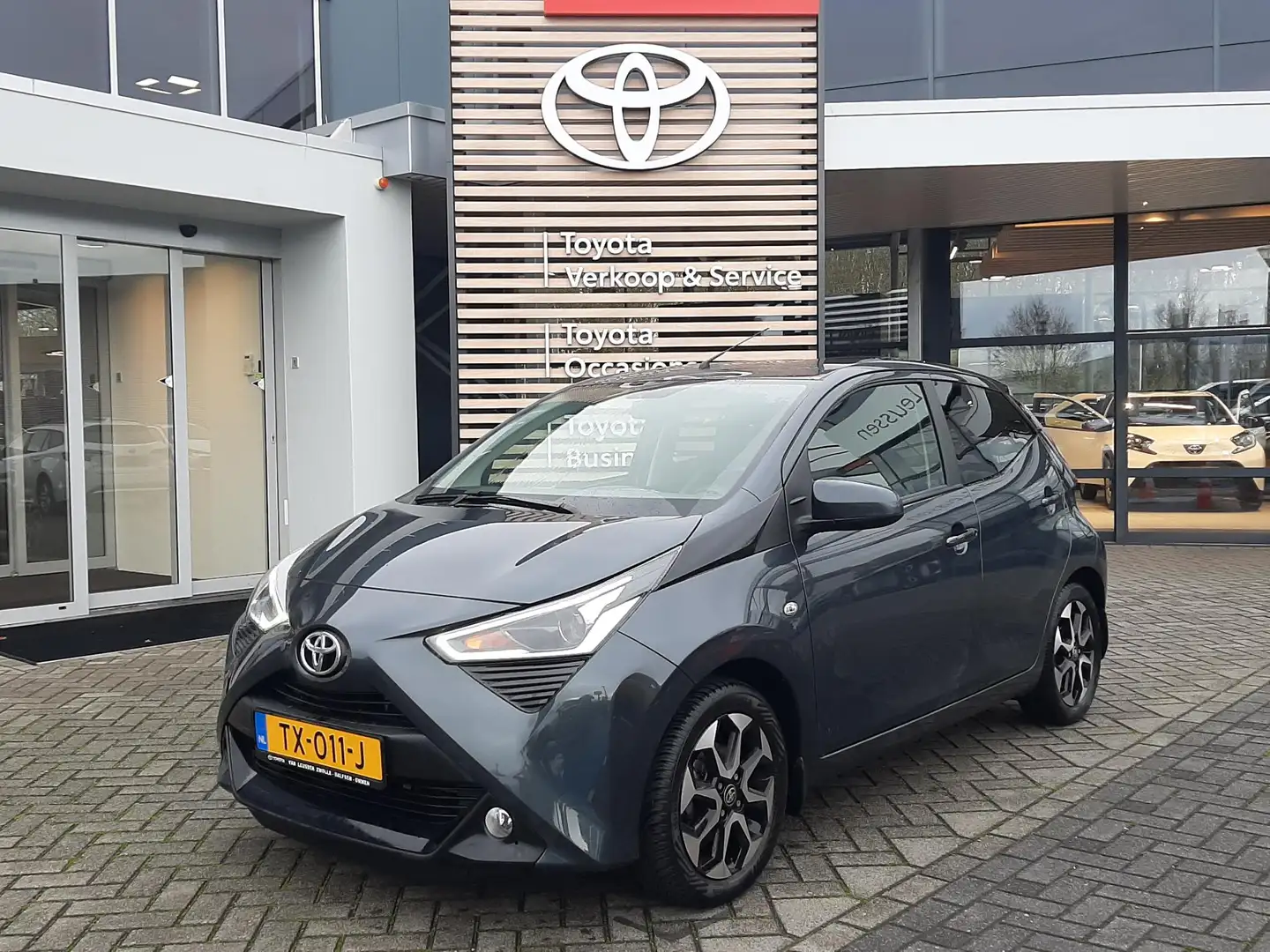 Toyota Aygo 1.0 VVT-i x-first ALL-SEASON LM-VELGEN TREKHAAK BL Gris - 1