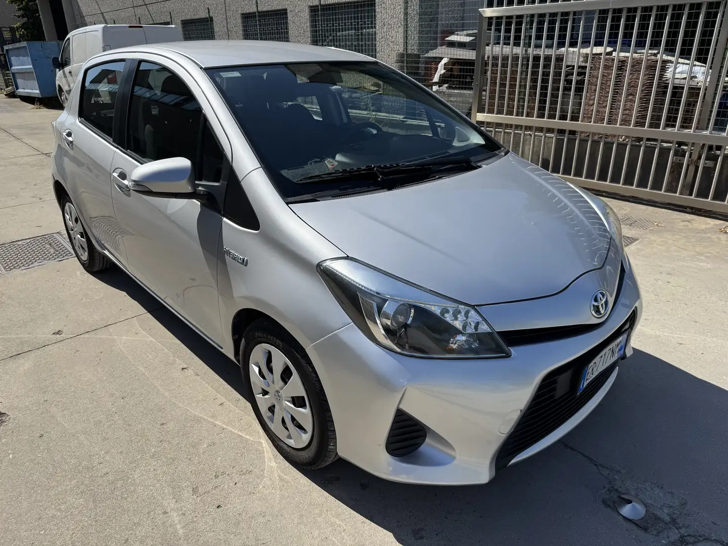 Toyota Yaris 5p 1.5h Lounge+ - 1